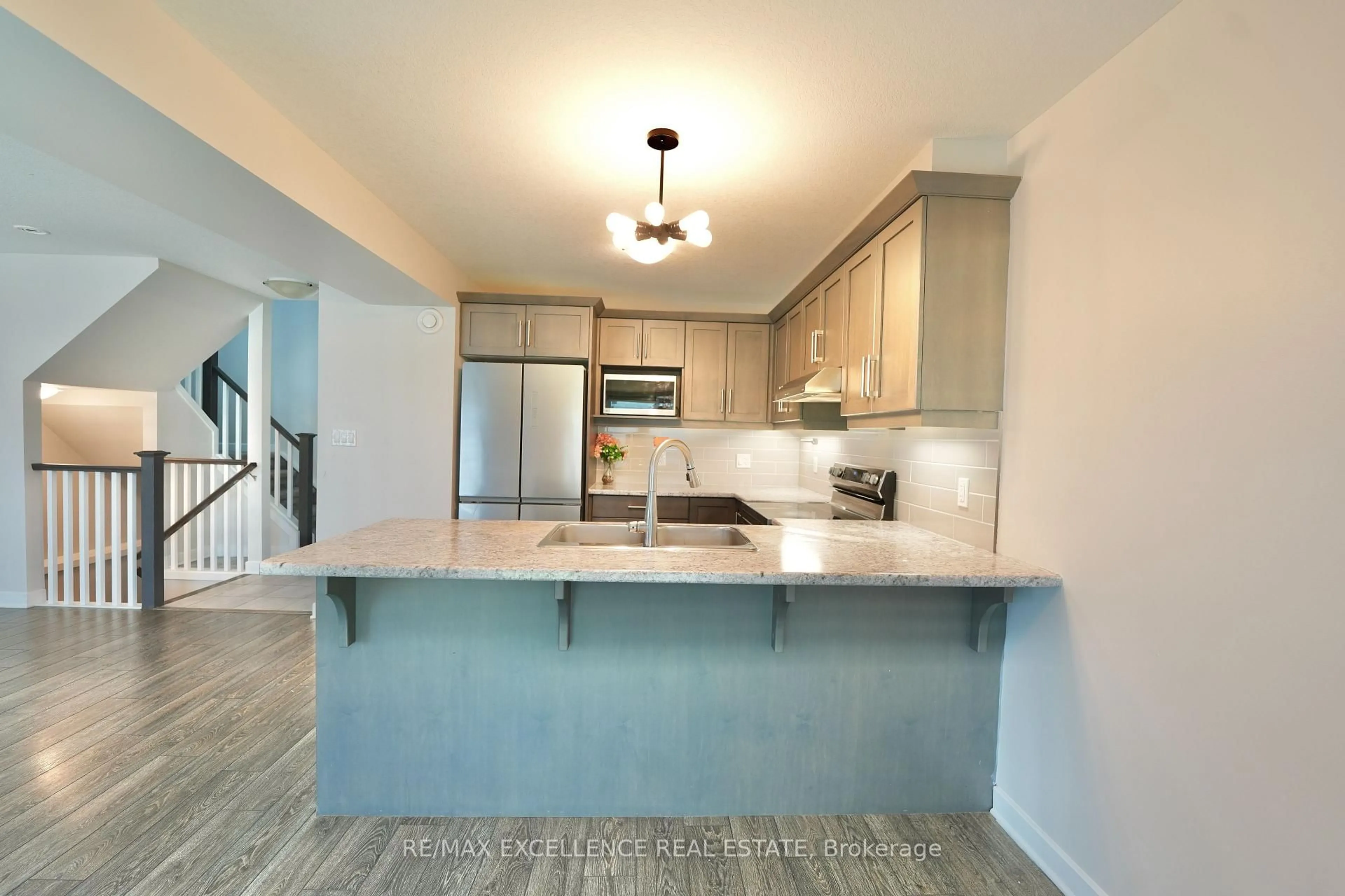 Open concept kitchen, unknown for 18 Weir Cres, St. Thomas Ontario N5R 0L7