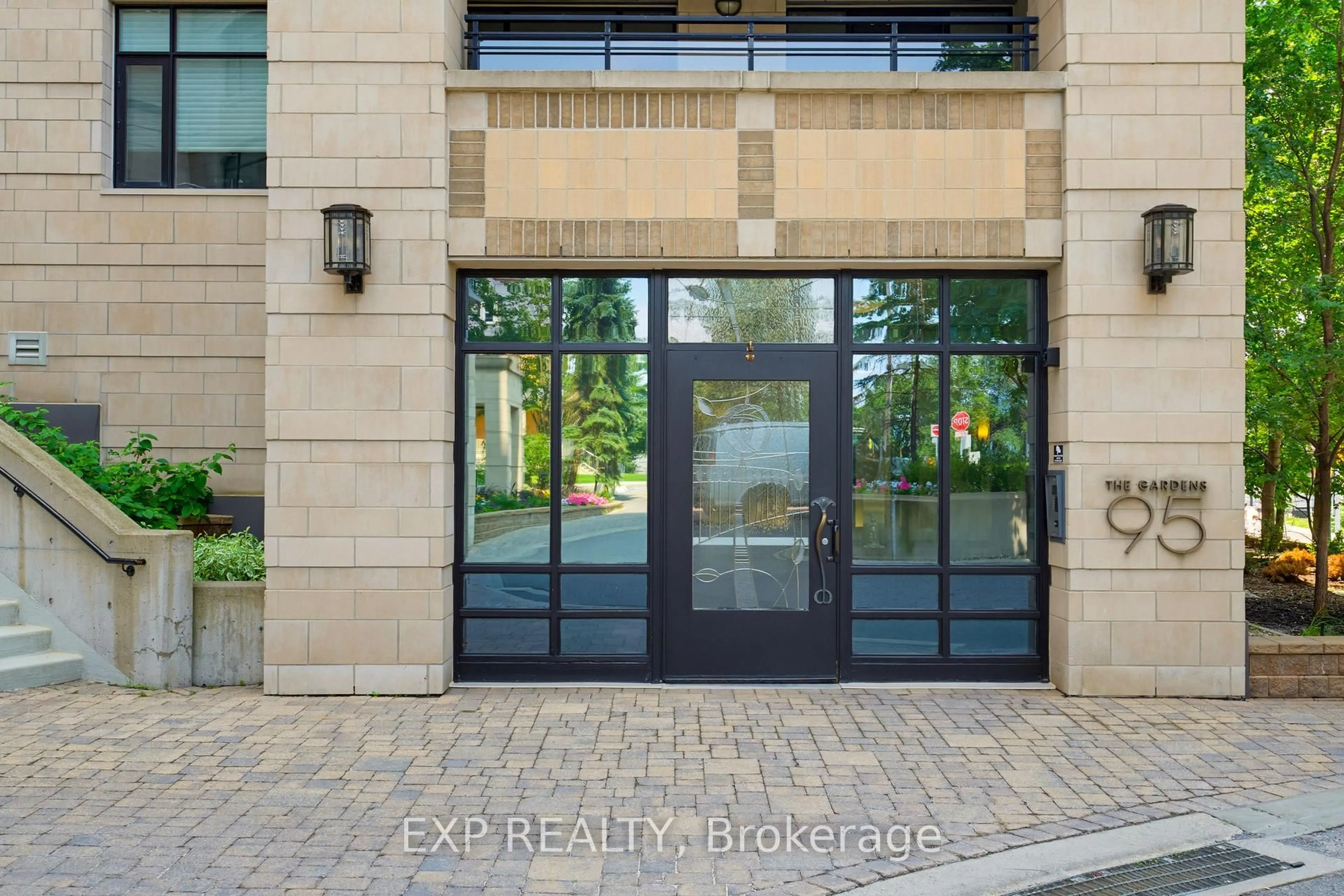 Indoor foyer for 95 Bronson Ave #905, Ottawa Ontario K1R 1E2