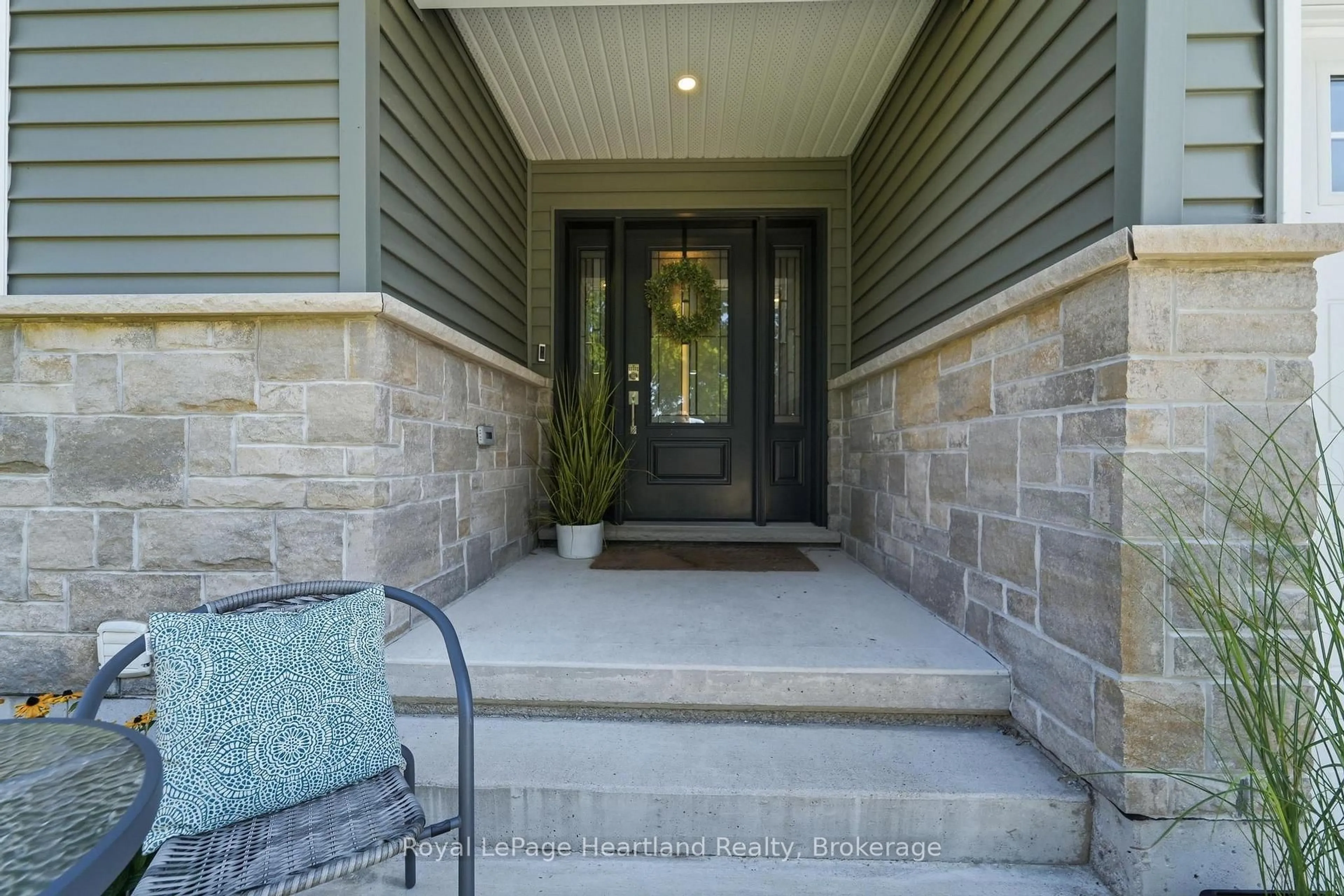 Indoor entryway for 250 Wellington St, North Huron Ontario N0M 1H0