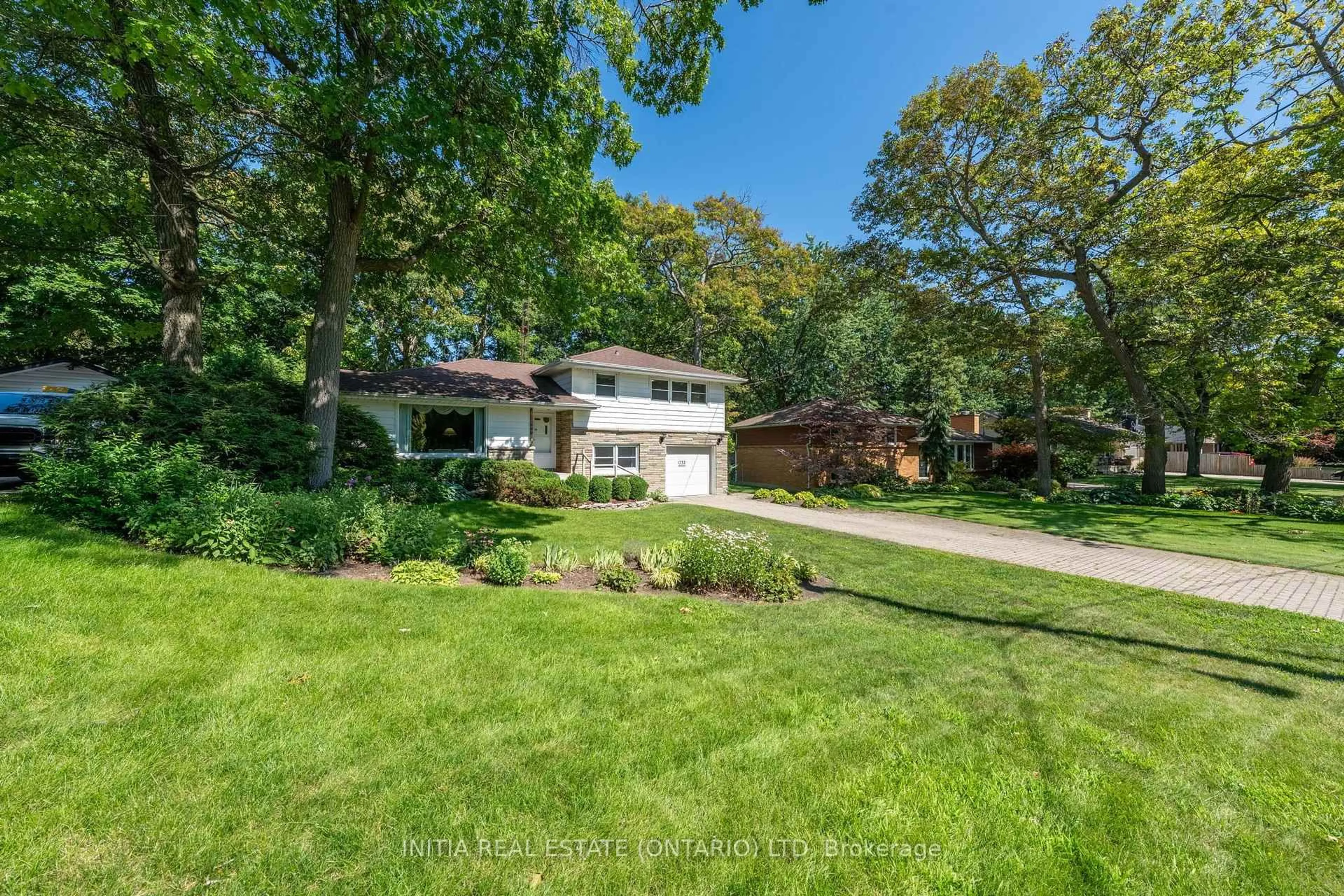 A pic from outside/outdoor area/front of a property/back of a property/a pic from drone, water/lake/river/ocean view for 1732 Rutherglen Clse, Sarnia Ontario N7S 3R9