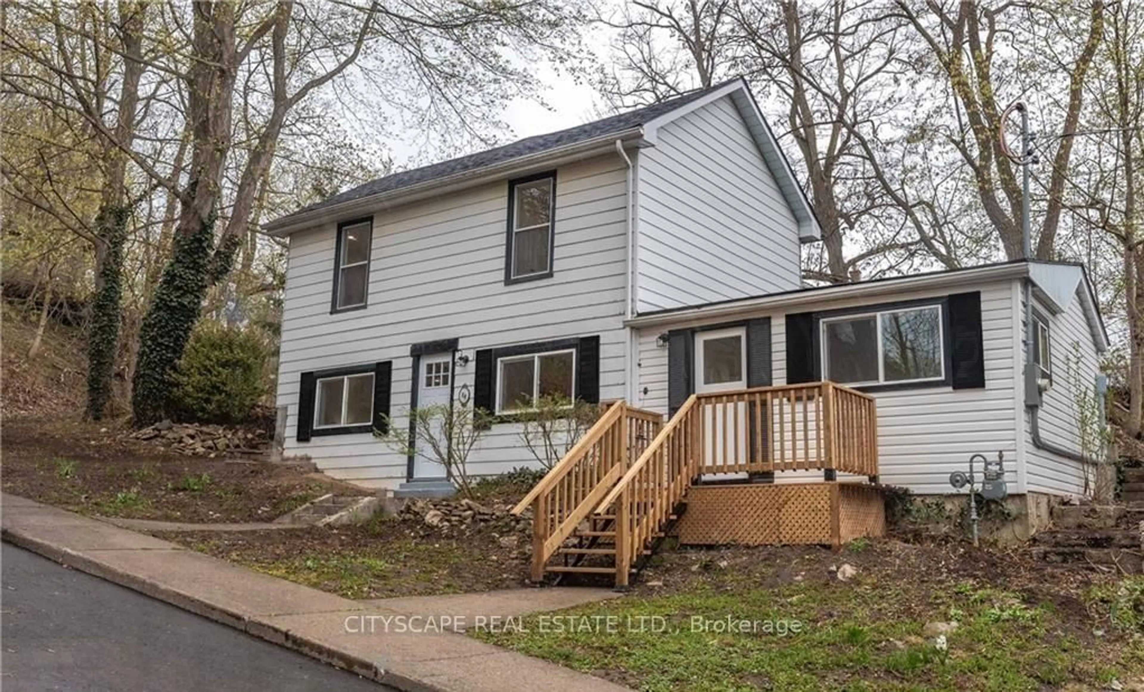 Home with vinyl exterior material, street for 14 Mount Elgin St, Brant Ontario N3L 1G3