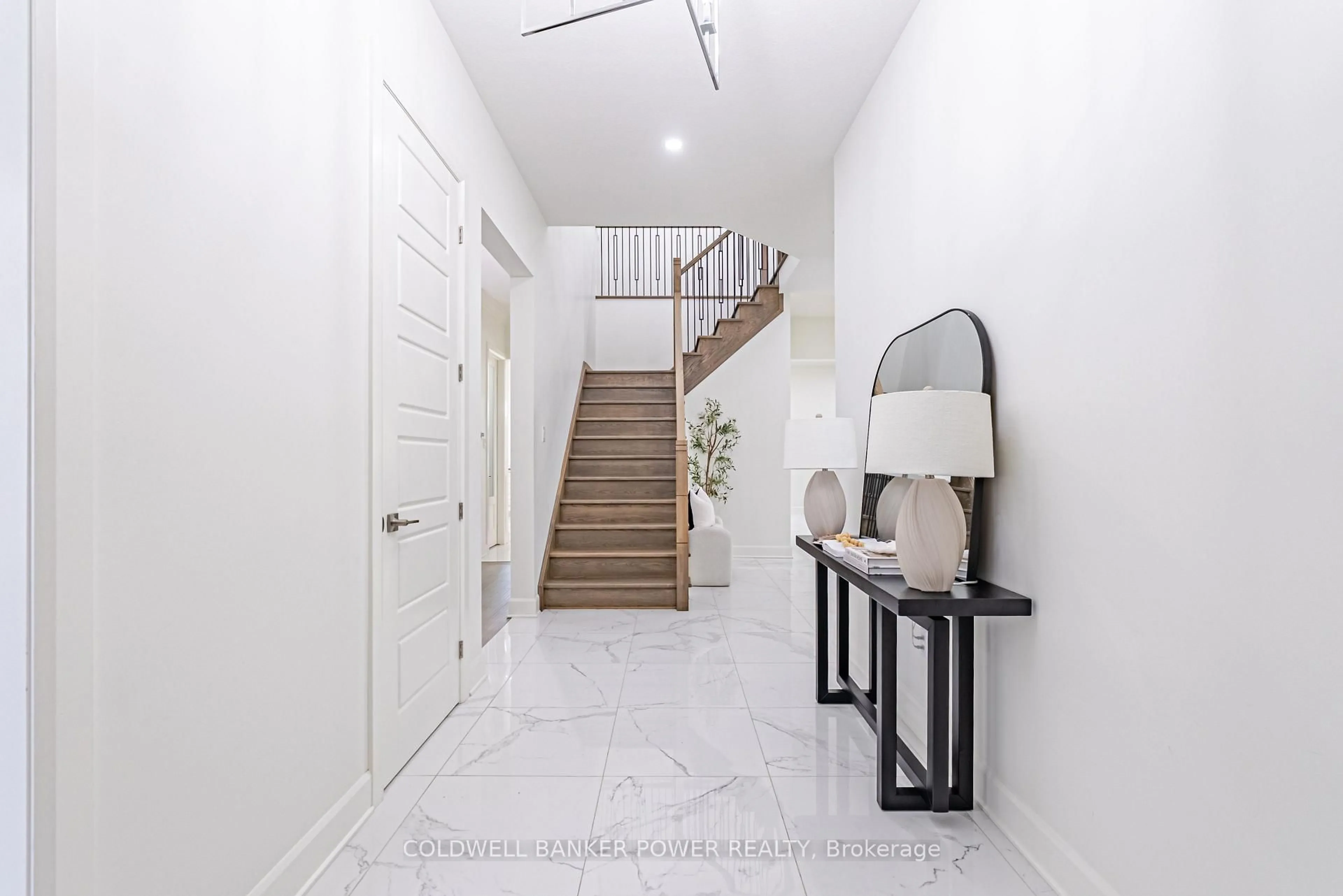 Indoor foyer for 2202 Tripp Dr, London South Ontario N6P 0H4