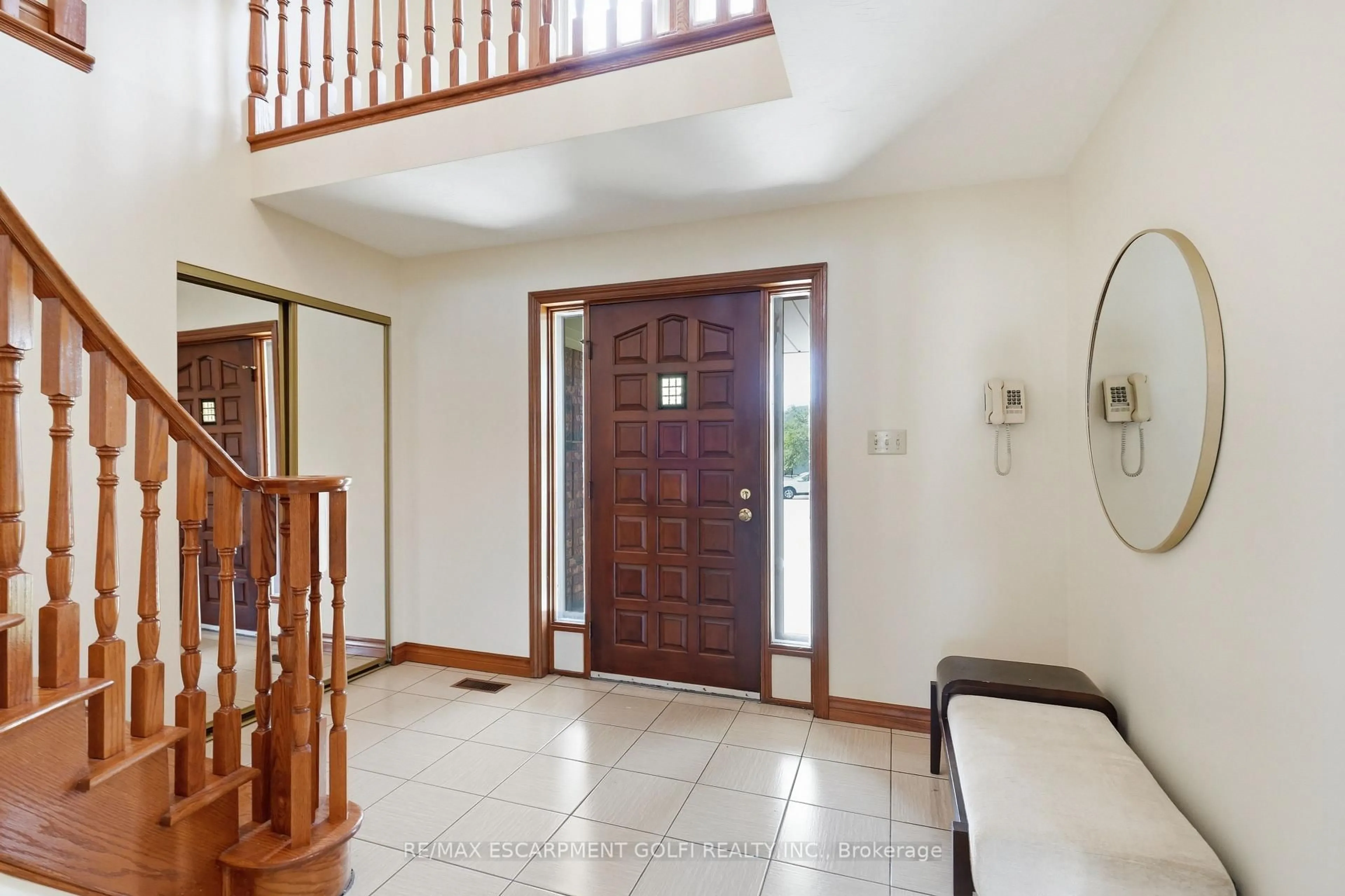 Indoor foyer for 18 Marcel Pl, Hamilton Ontario L9B 1W3