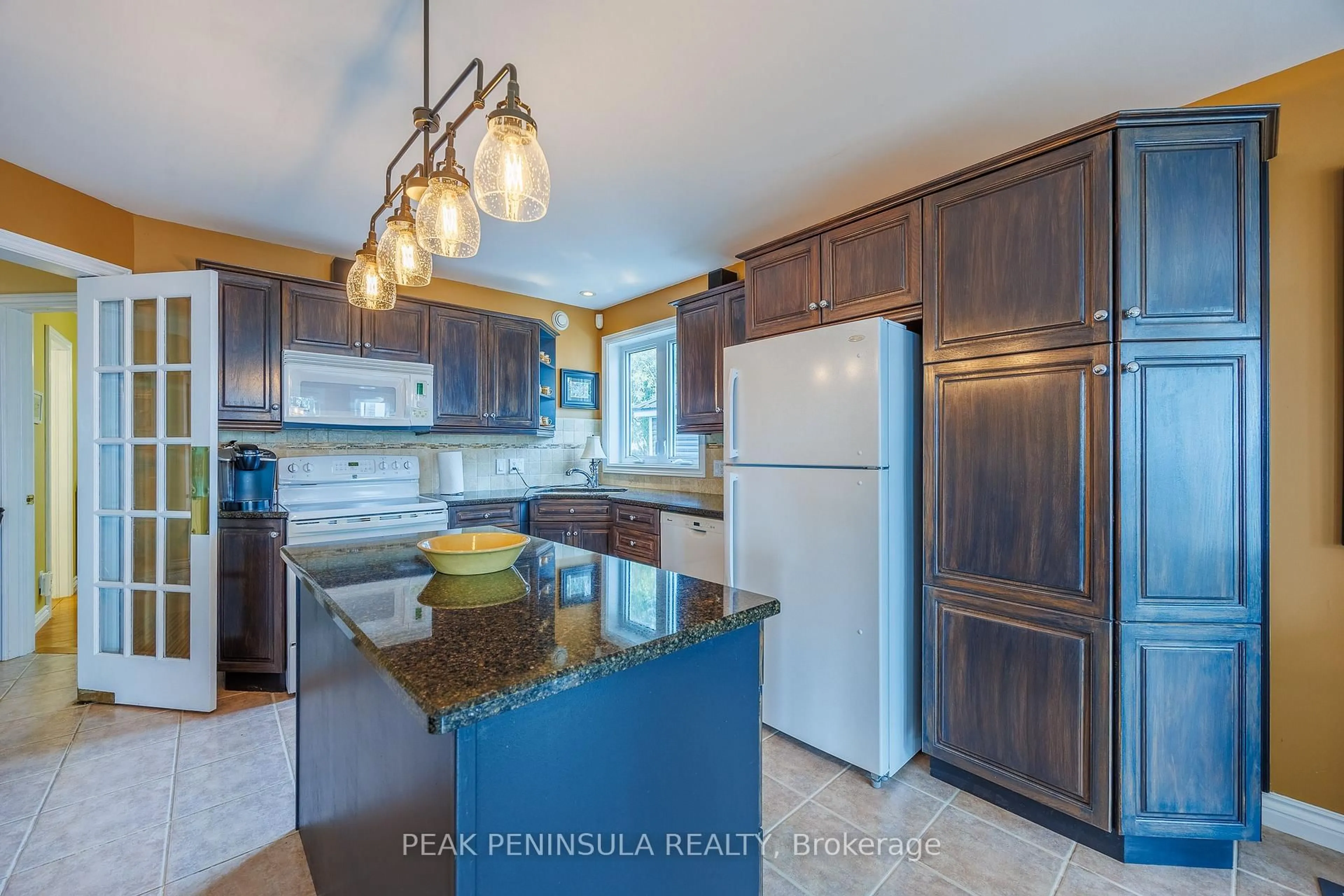 Open concept kitchen, ceramic/tile floor for 26 Erie Blvd, Norfolk Ontario N0E 1M0