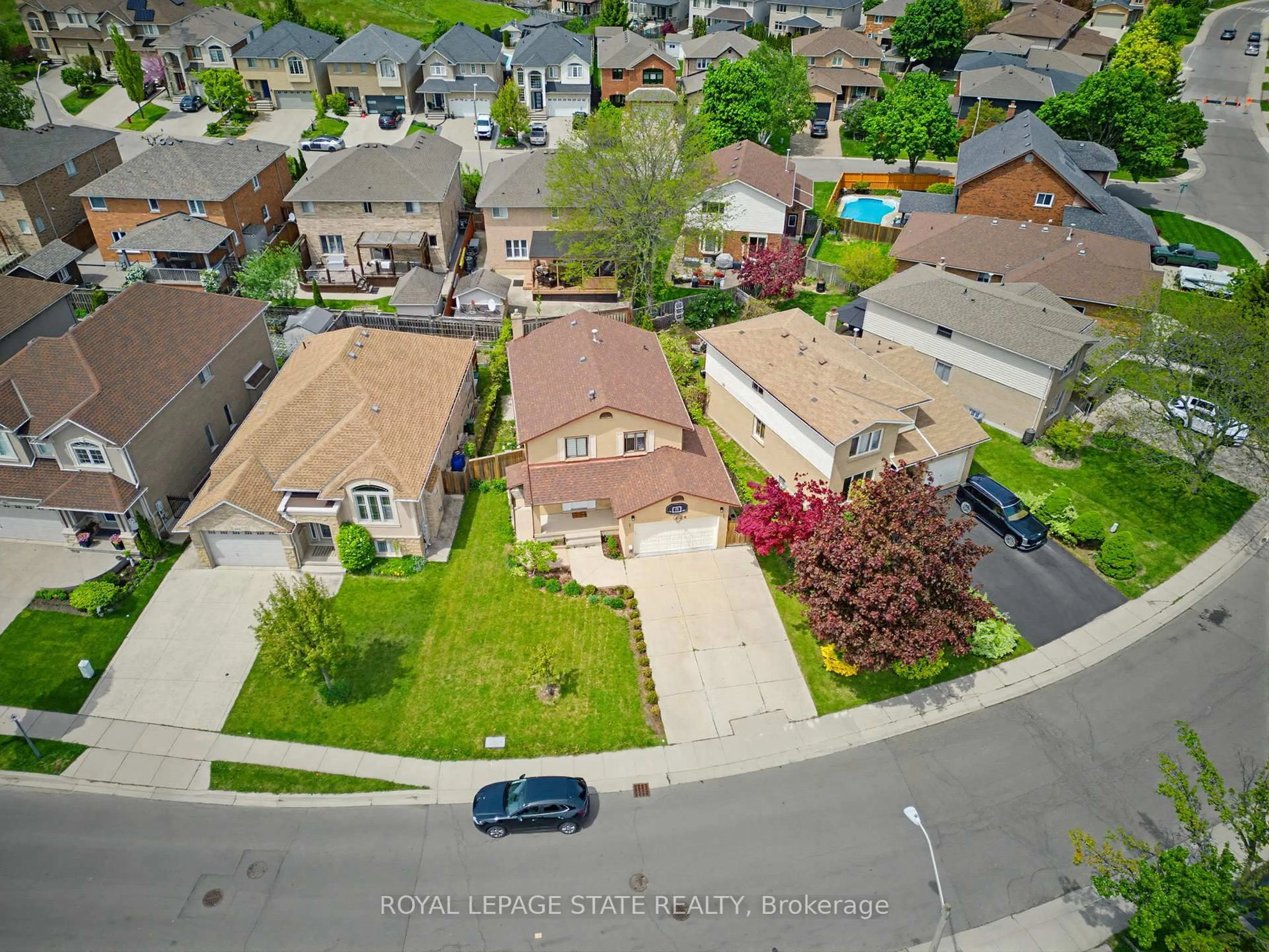 A pic from outside/outdoor area/front of a property/back of a property/a pic from drone, street for 459 Dicenzo Dr, Hamilton Ontario L9B 2C4