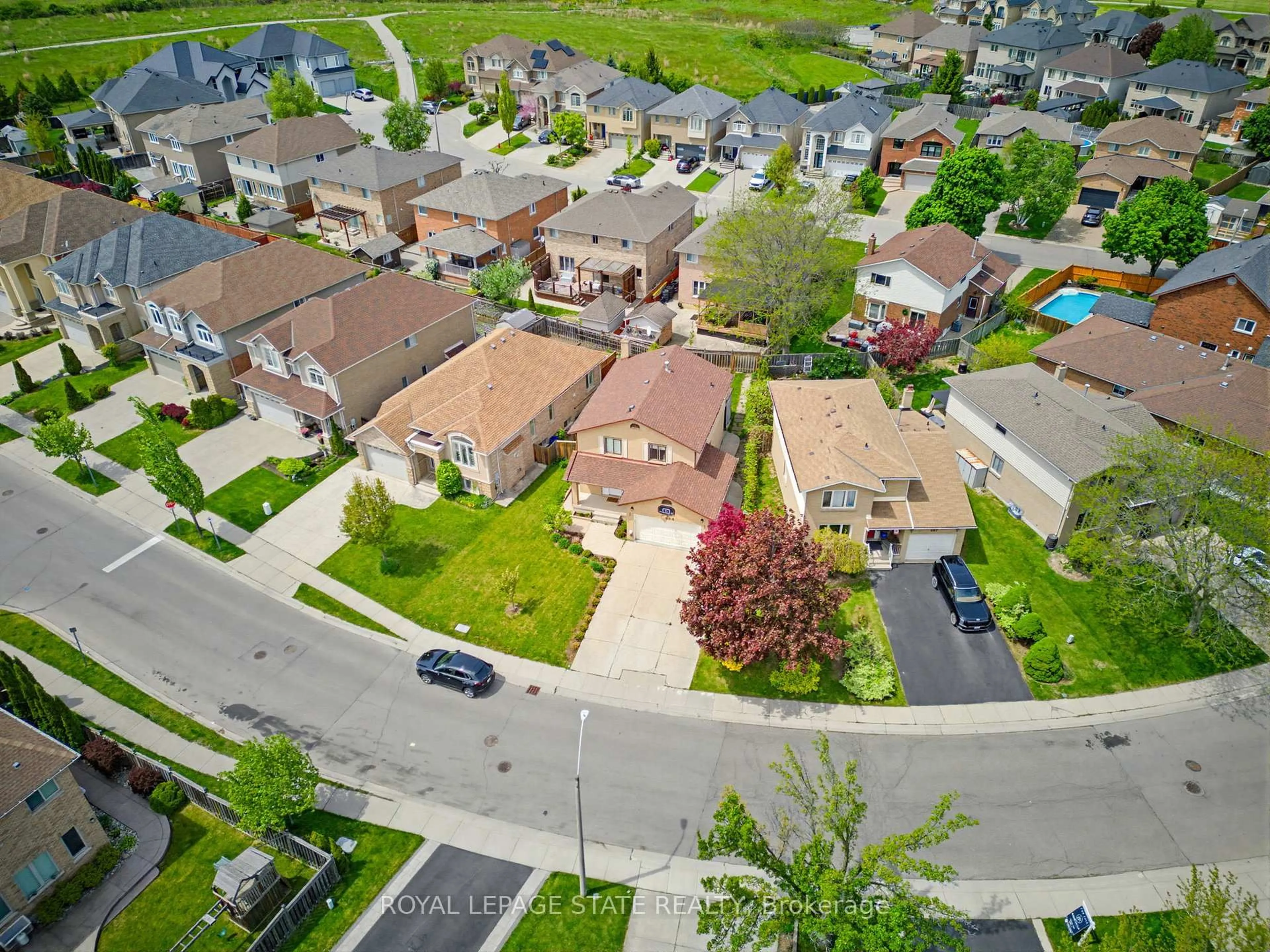 A pic from outside/outdoor area/front of a property/back of a property/a pic from drone, street for 459 Dicenzo Dr, Hamilton Ontario L9B 2C4