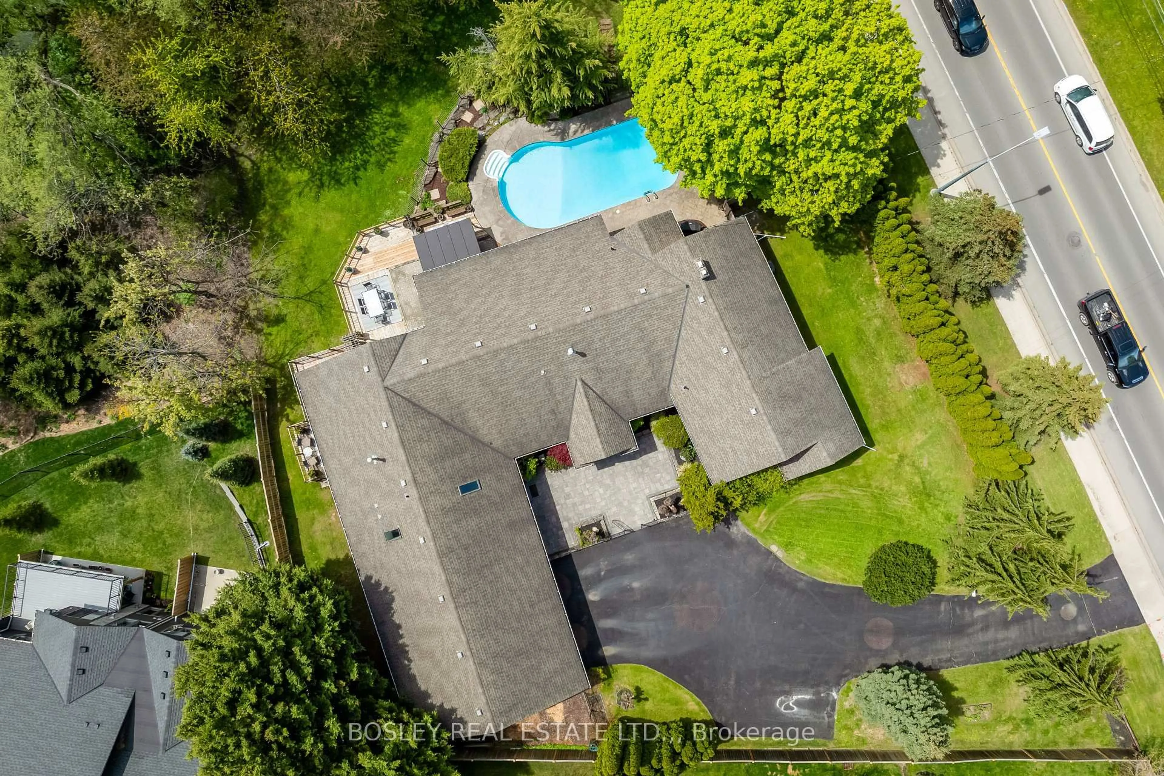 A pic from outside/outdoor area/front of a property/back of a property/a pic from drone, unknown for 166 Lakeshore Rd, St. Catharines Ontario L2N 2V1