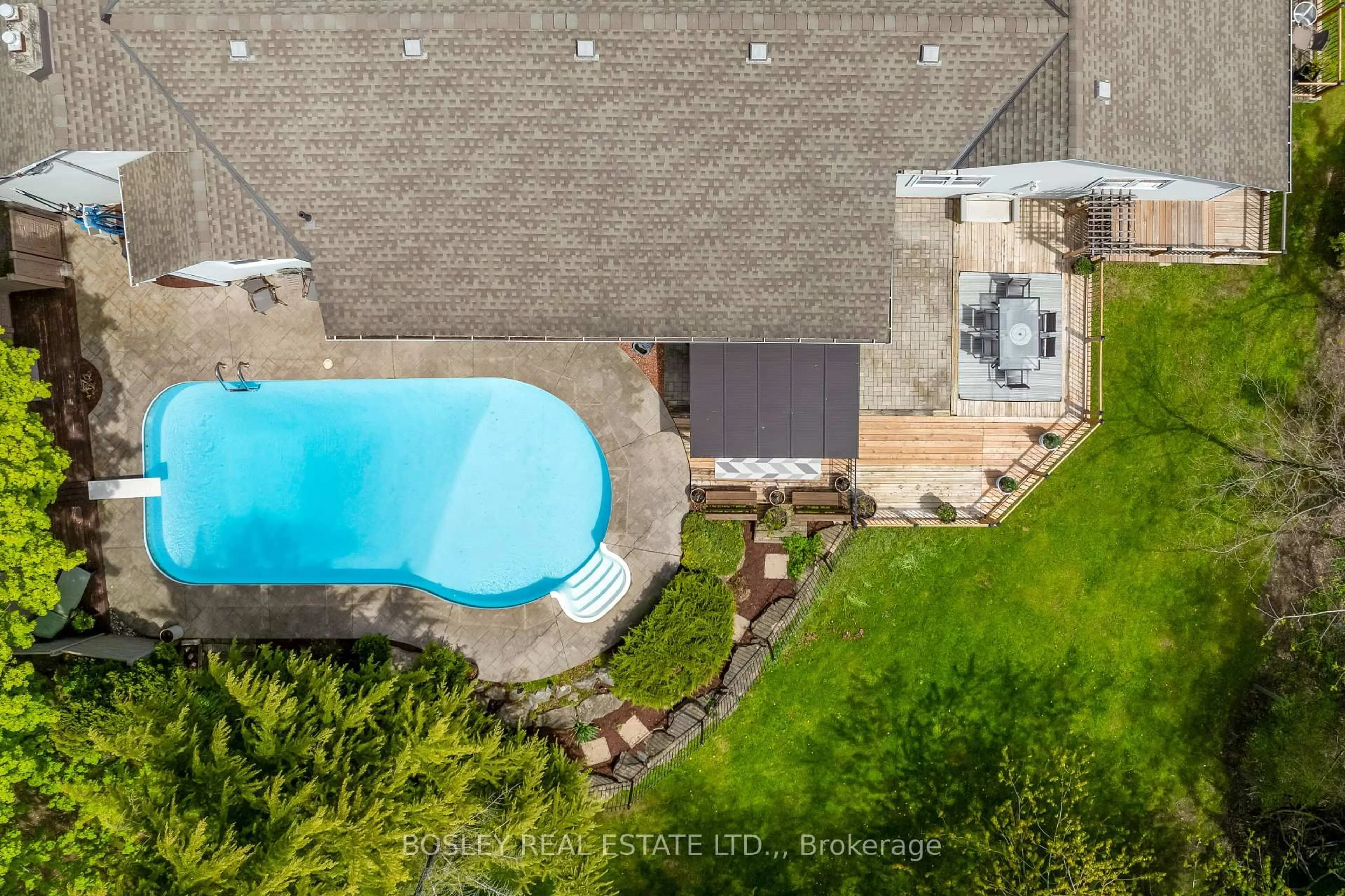 A pic from outside/outdoor area/front of a property/back of a property/a pic from drone, water/lake/river/ocean view for 166 Lakeshore Rd, St. Catharines Ontario L2N 2V1