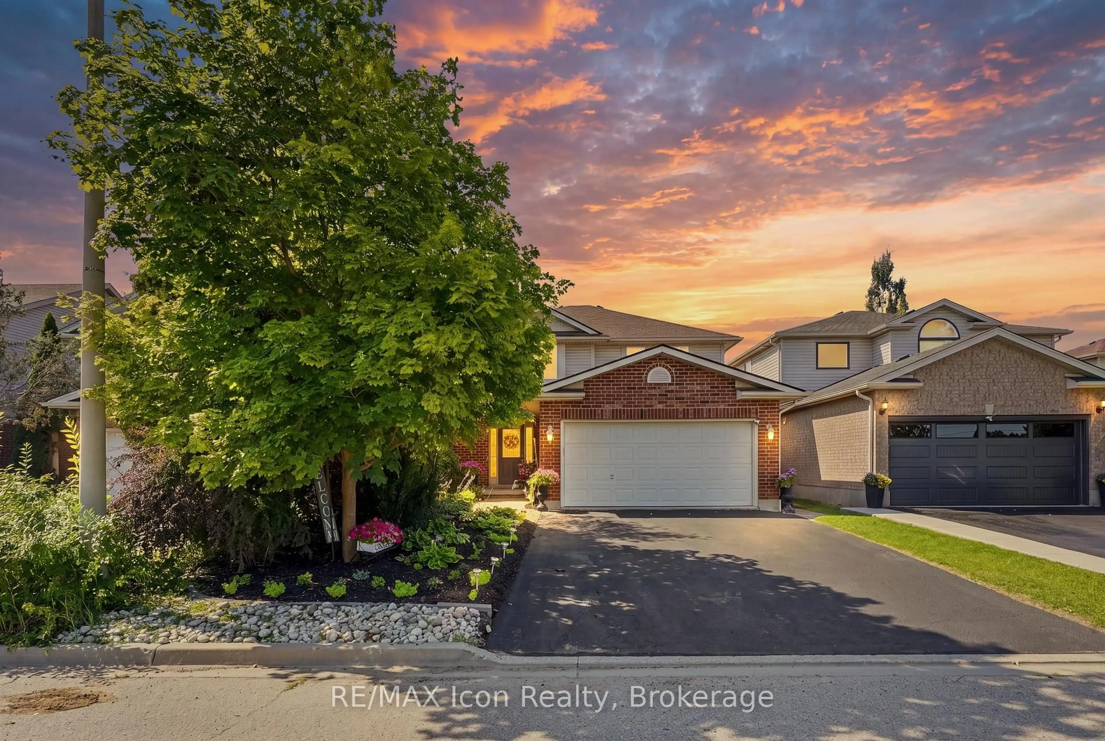 A pic from outside/outdoor area/front of a property/back of a property/a pic from drone, street for 43 Moffatt Lane, Guelph Ontario N1G 5E8