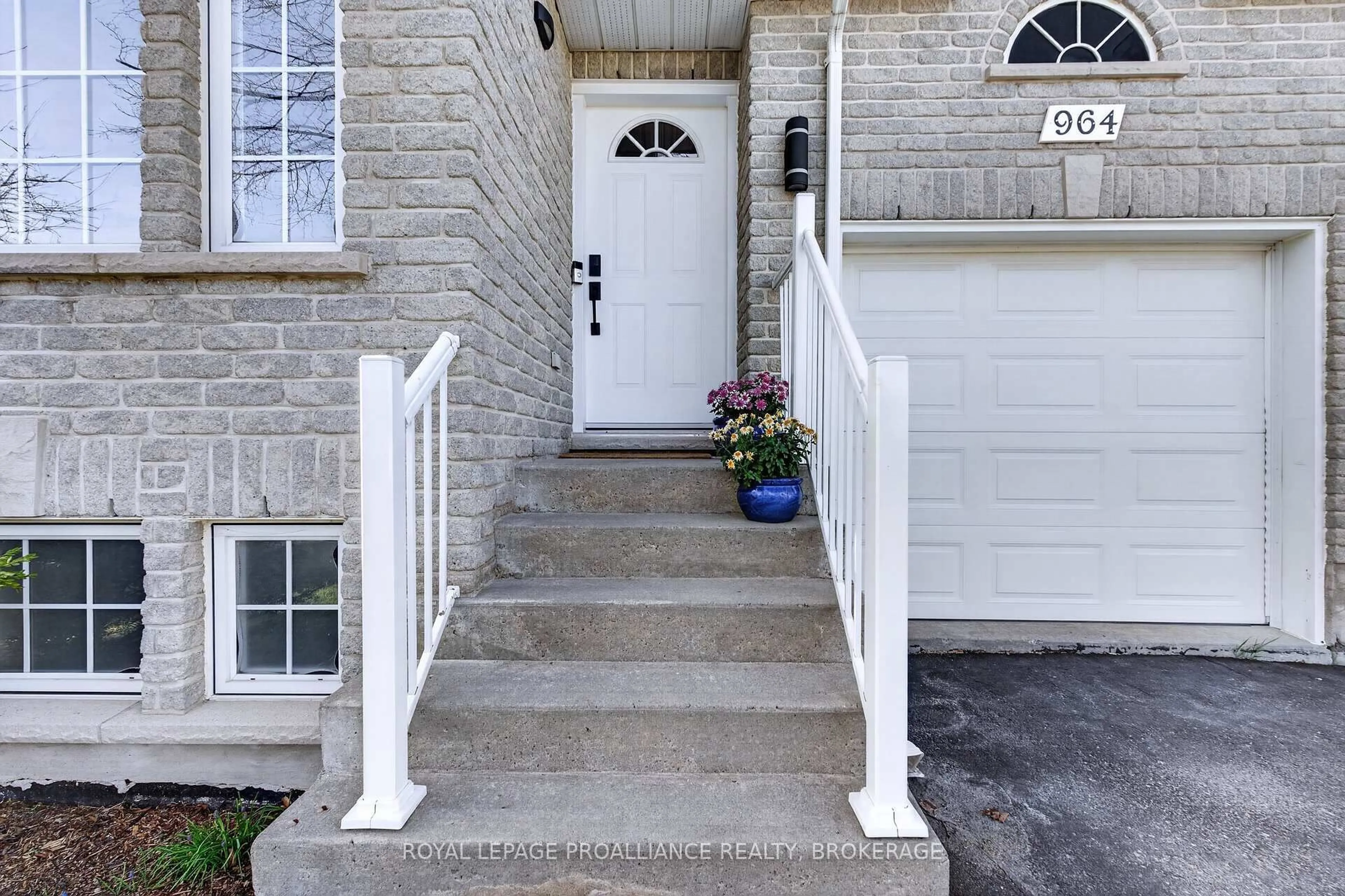 Indoor entryway for 964 Rainbow Cres, Kingston Ontario K7K 7J2