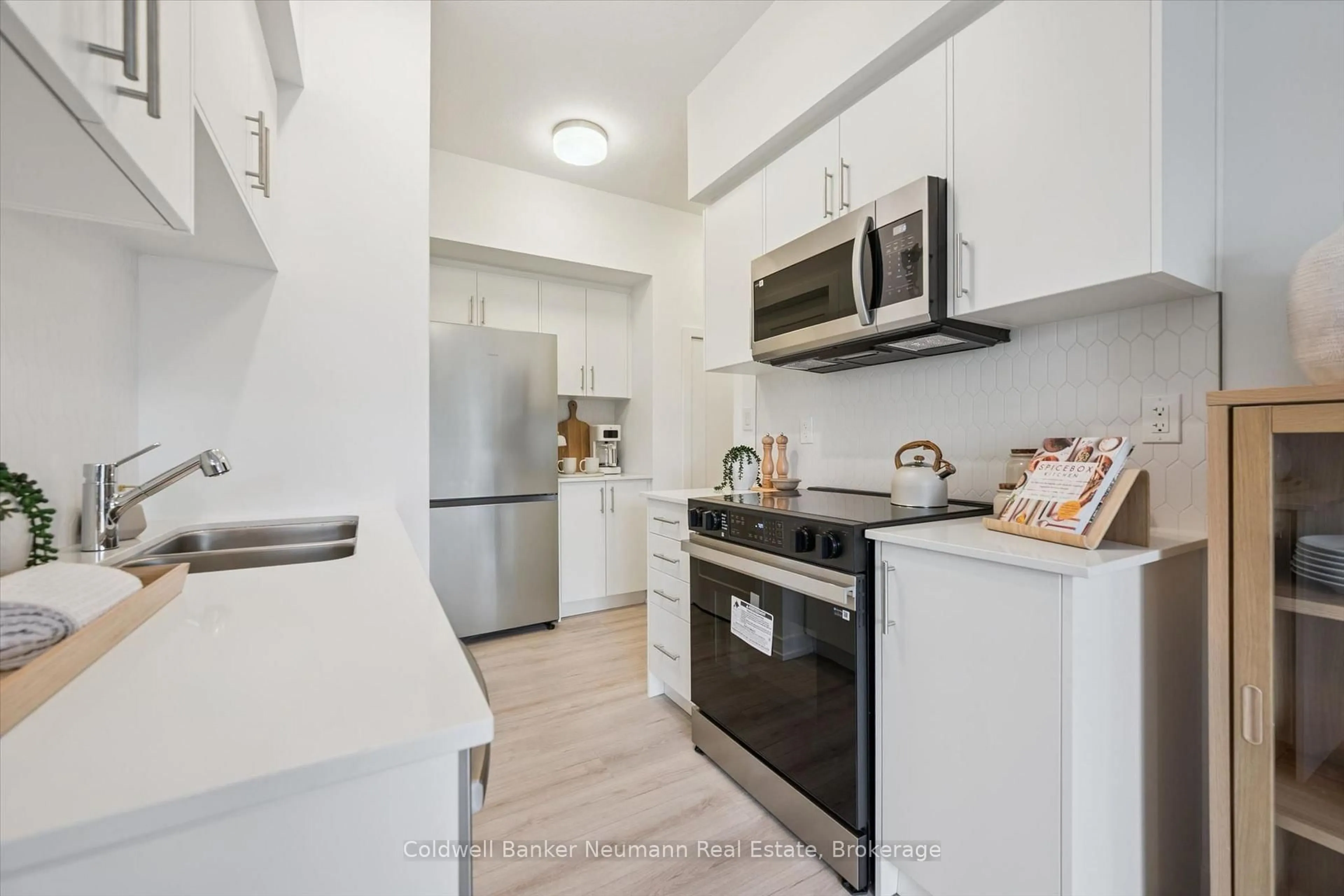Standard kitchen, ceramic/tile floor for 940 St David St #107, Centre Wellington Ontario N1M 0L7
