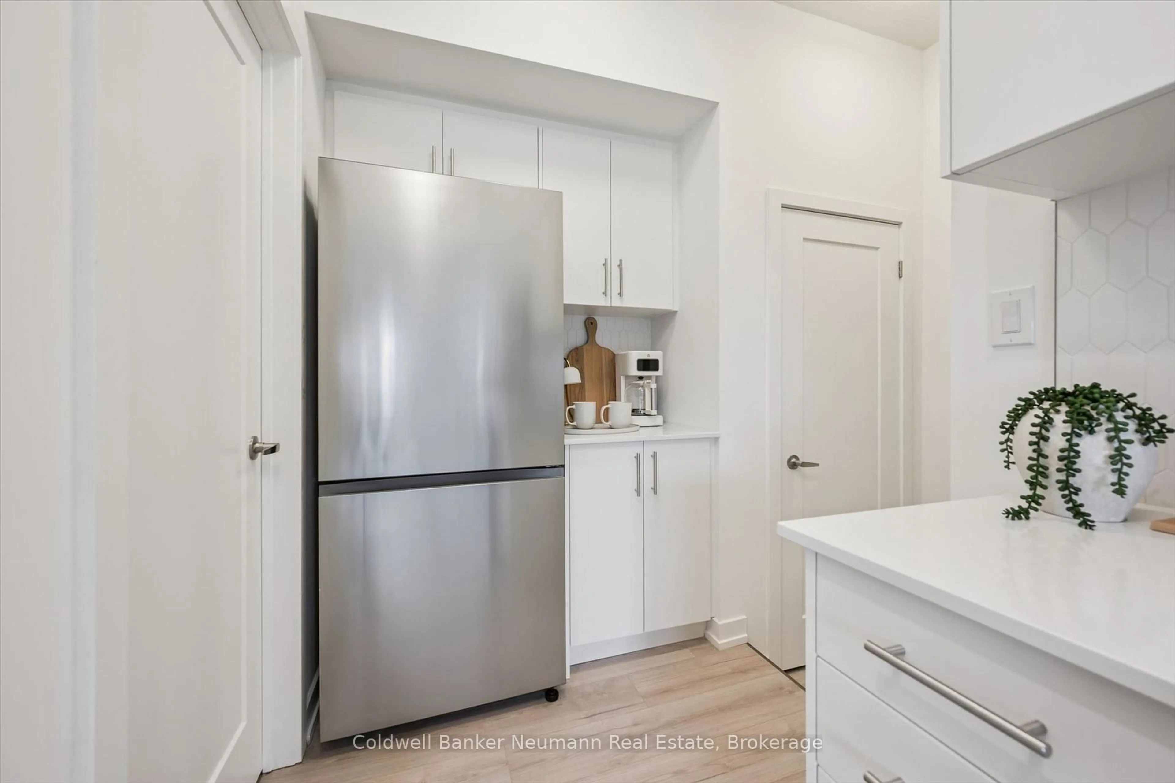 Standard kitchen, unknown for 940 St David St #107, Centre Wellington Ontario N1M 0L7
