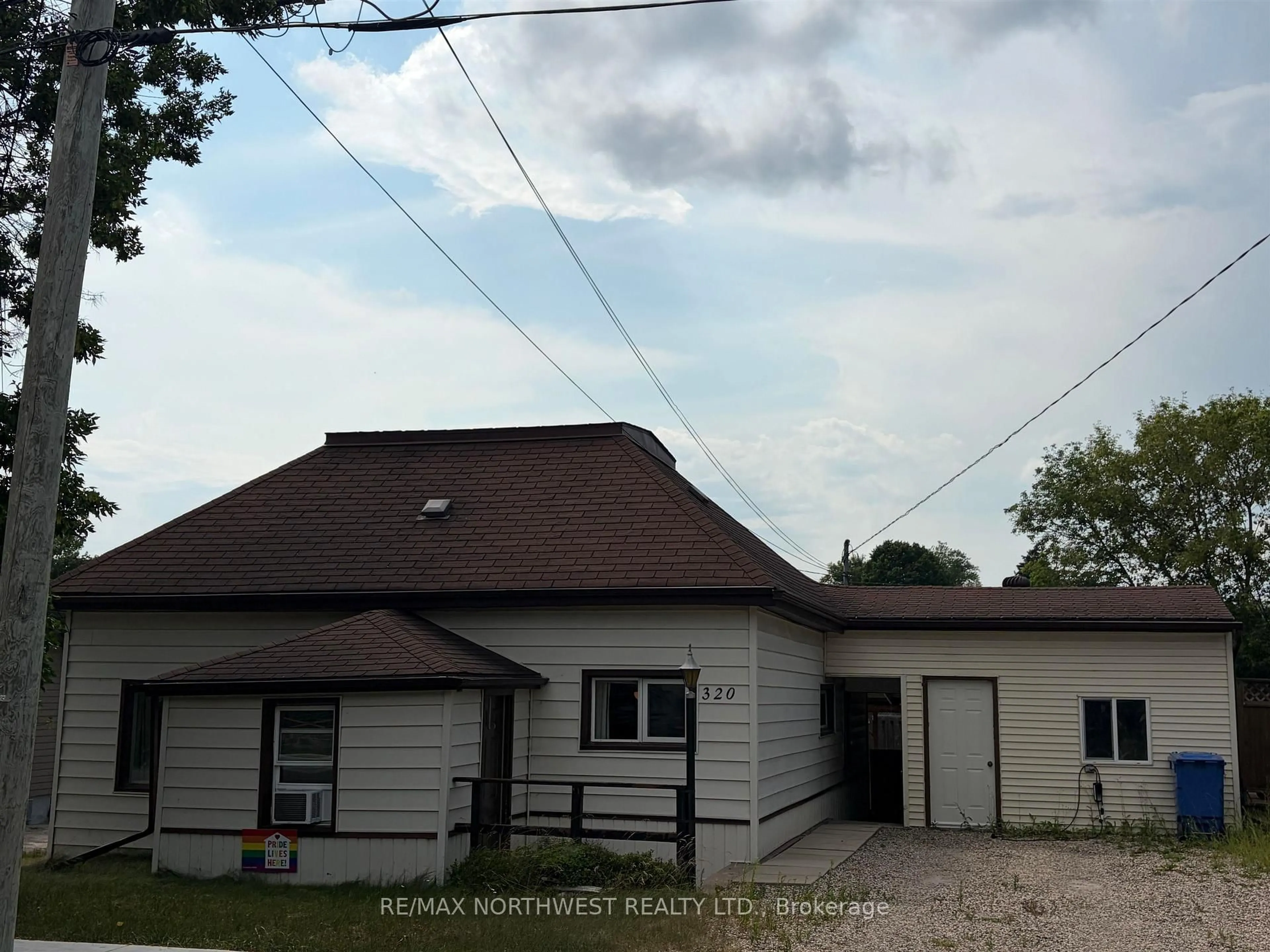 A pic from outside/outdoor area/front of a property/back of a property/a pic from drone, building for 320 Tenth Street, Kenora Ontario P0X 1C0