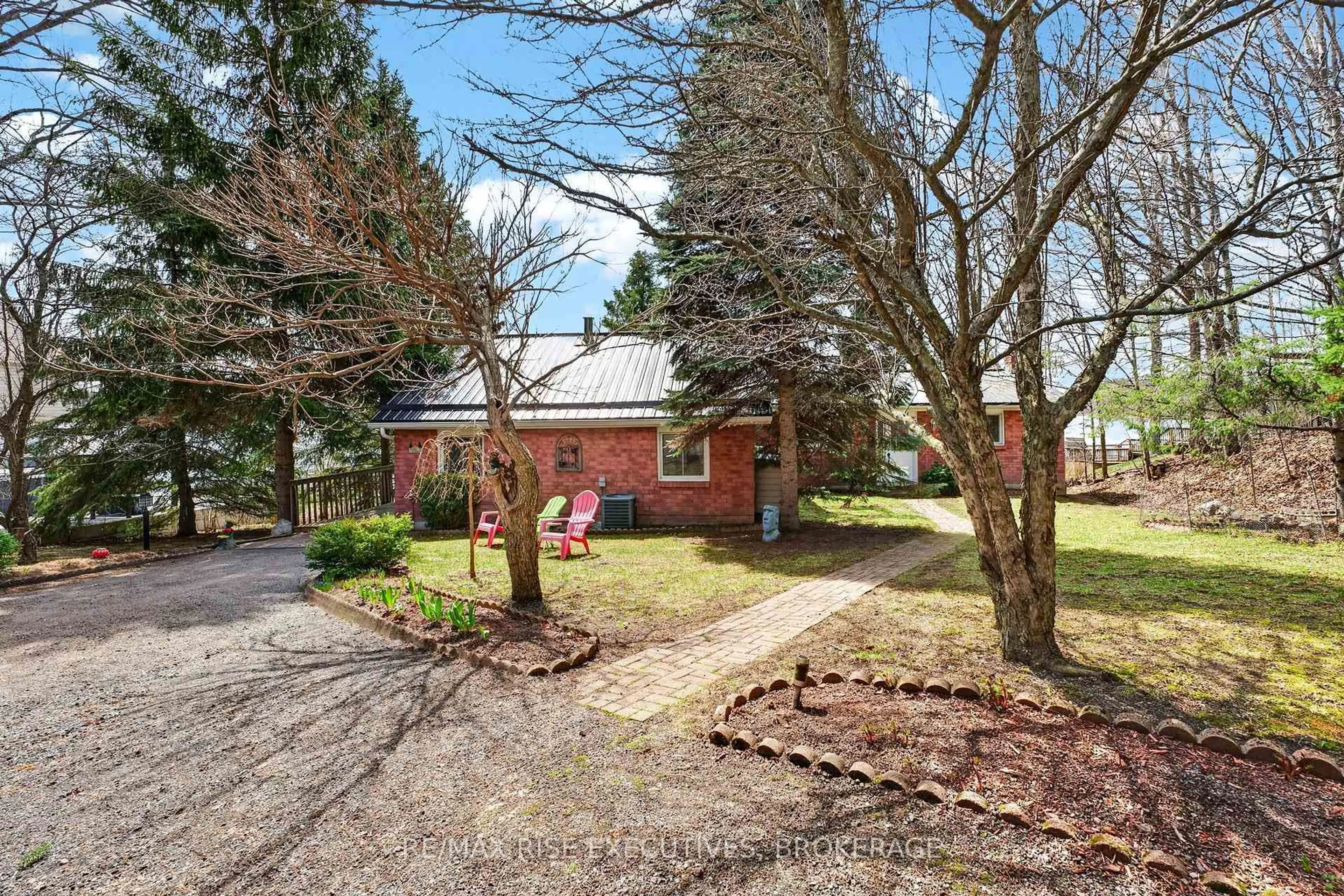A pic from outside/outdoor area/front of a property/back of a property/a pic from drone, street for 3481 Buck Point Lane, Inverary Ontario K0H 1X0