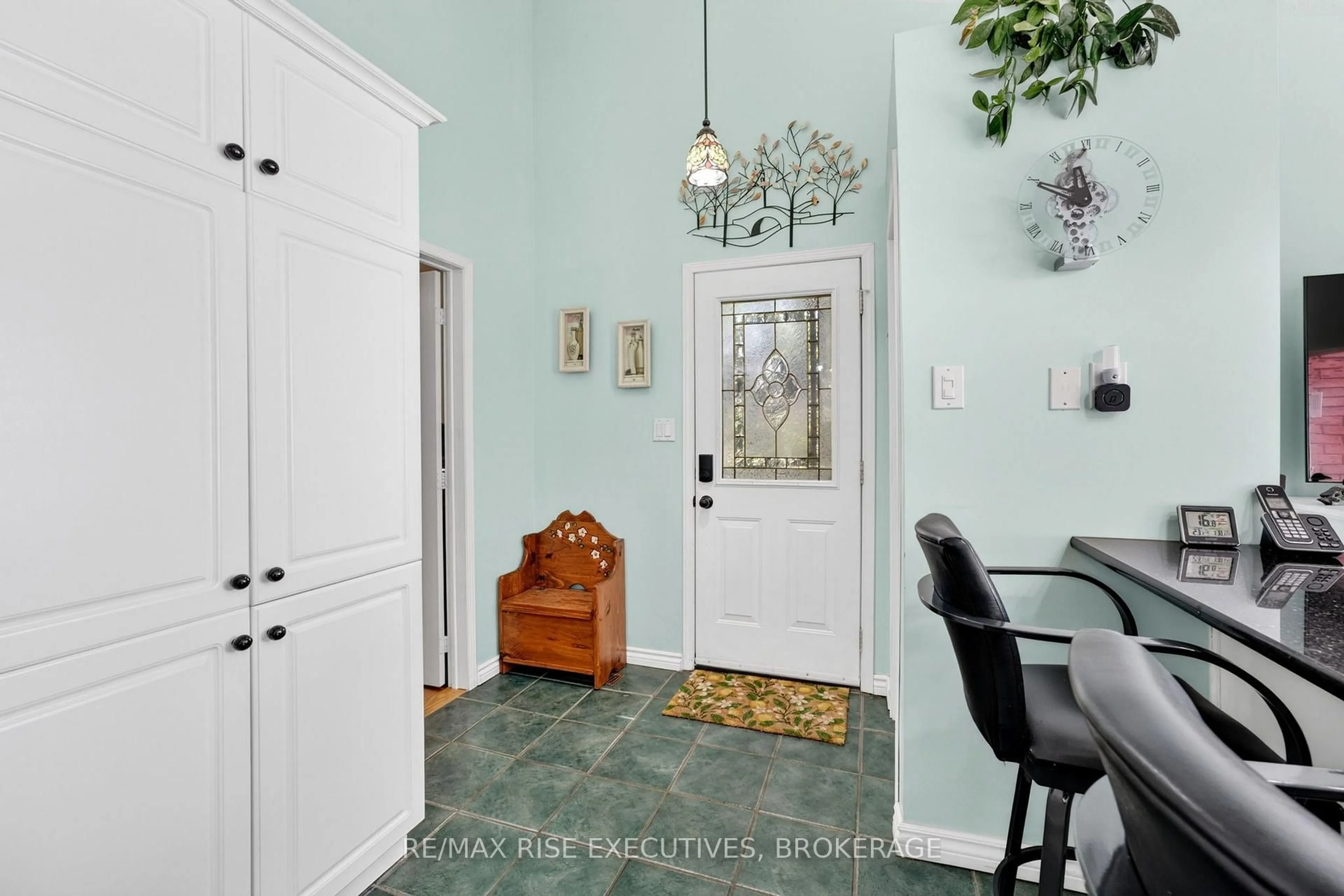 Indoor entryway for 3481 Buck Point Lane, Inverary Ontario K0H 1X0