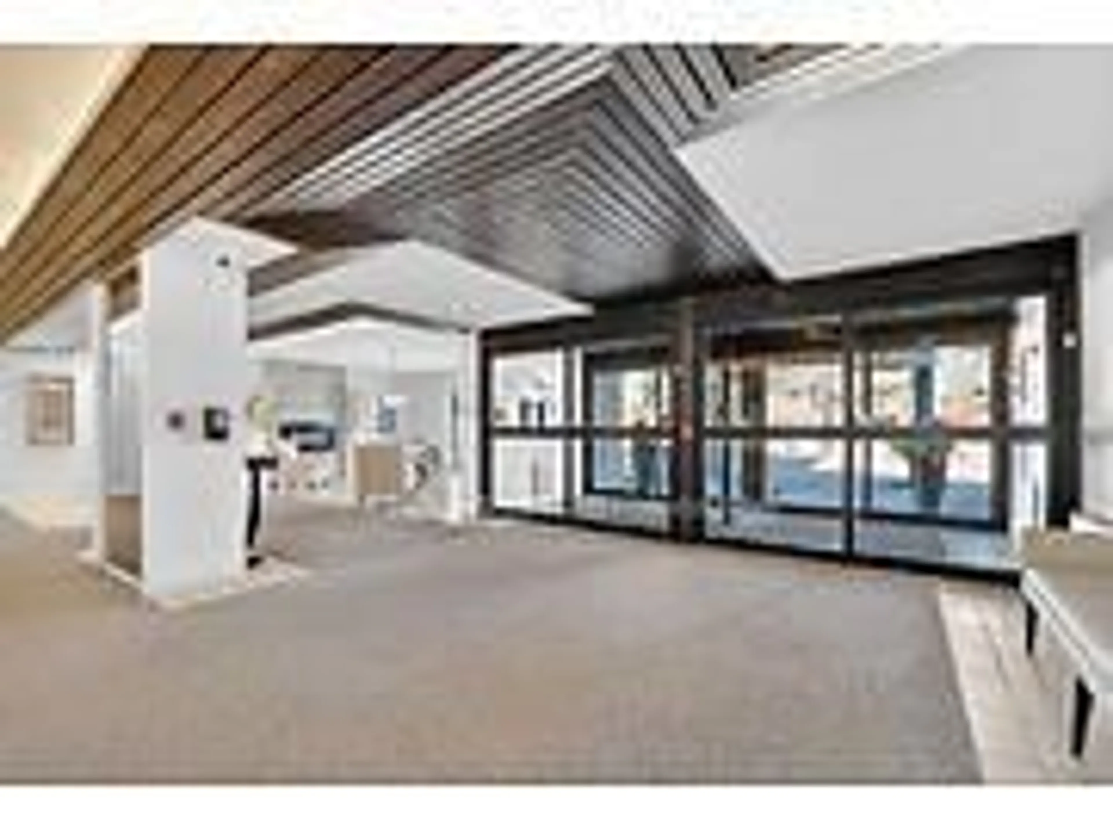 Indoor foyer for 1025 Richmond Rd #704, Ottawa Ontario K2B 8G8