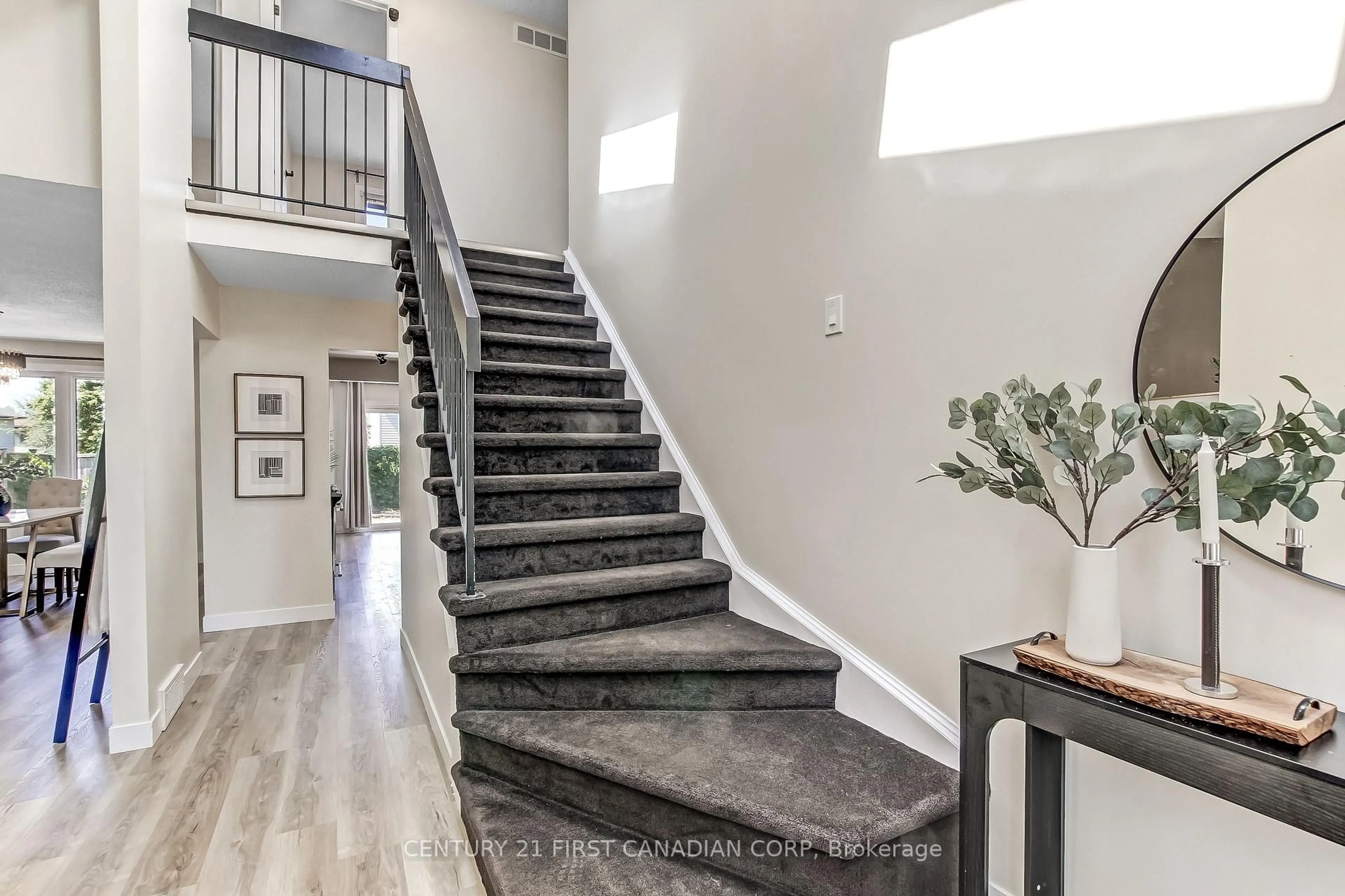 Indoor entryway for 665 Upper Queen St, London South Ontario N6C 5C3