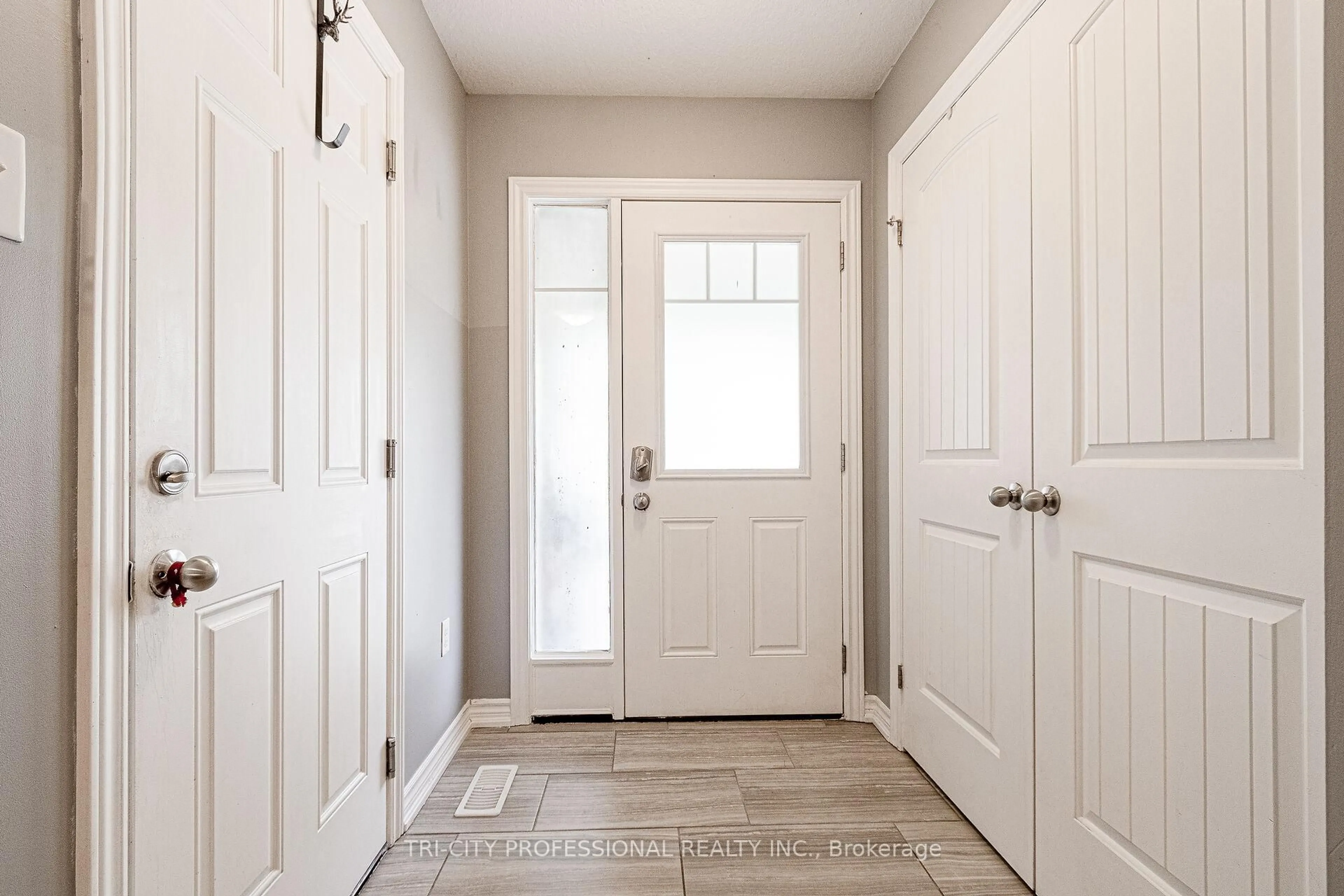 Indoor entryway for 53 Aberdeen St, Centre Wellington Ontario N1M 0C1