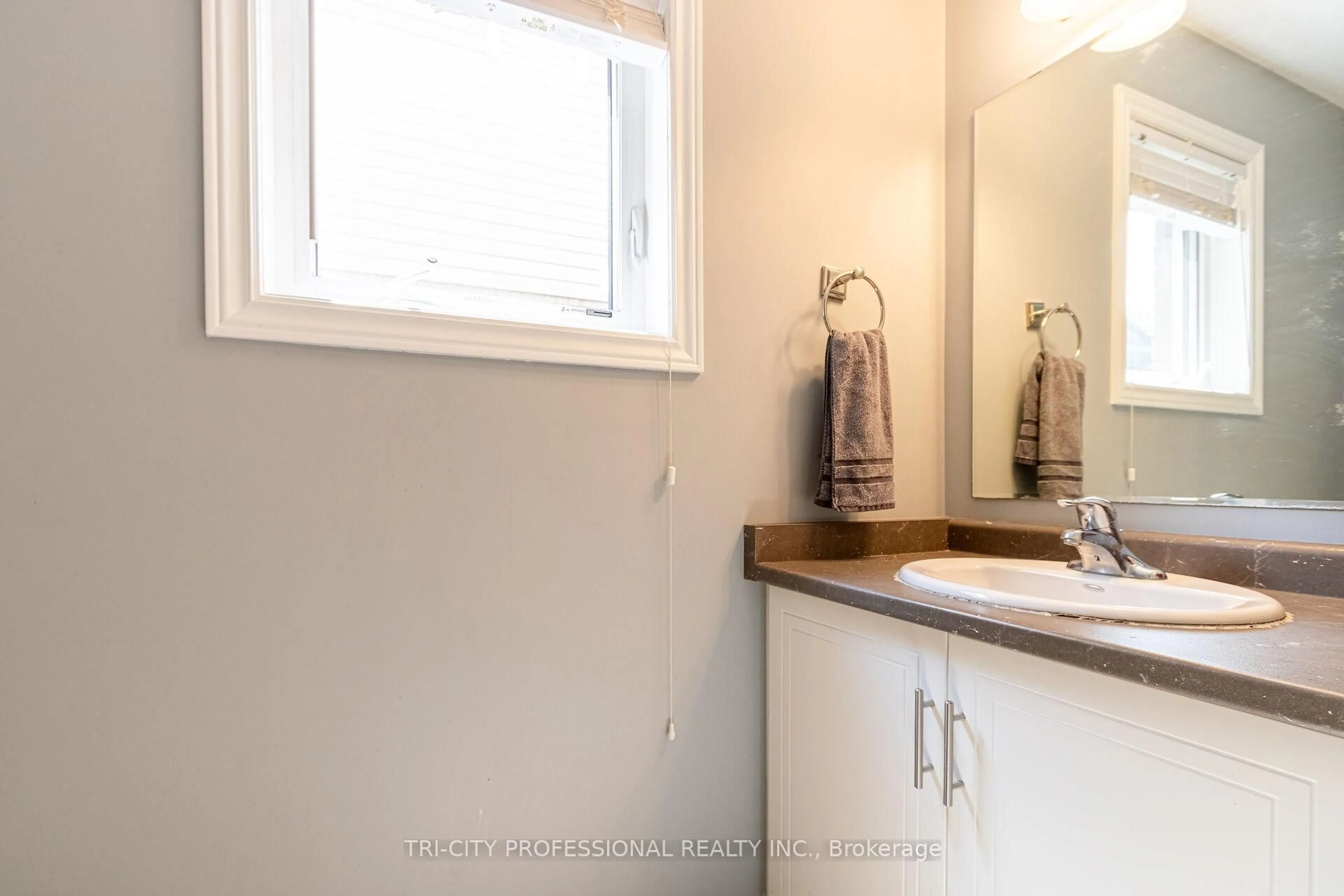 Standard bathroom, ceramic/tile floor for 53 Aberdeen St, Centre Wellington Ontario N1M 0C1