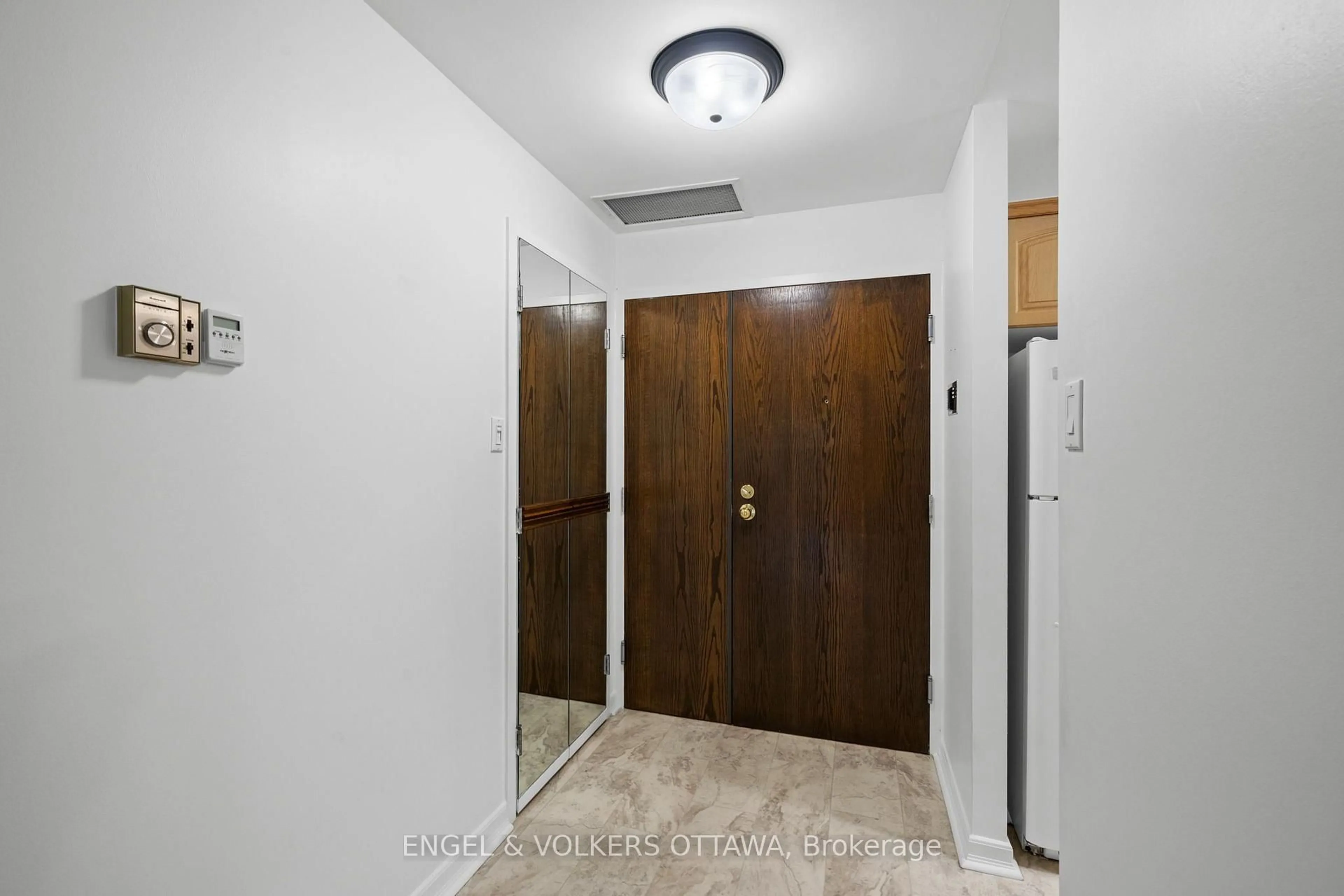 Indoor entryway for 2019 Carling Ave #104, Ottawa Ontario K2A 4A2