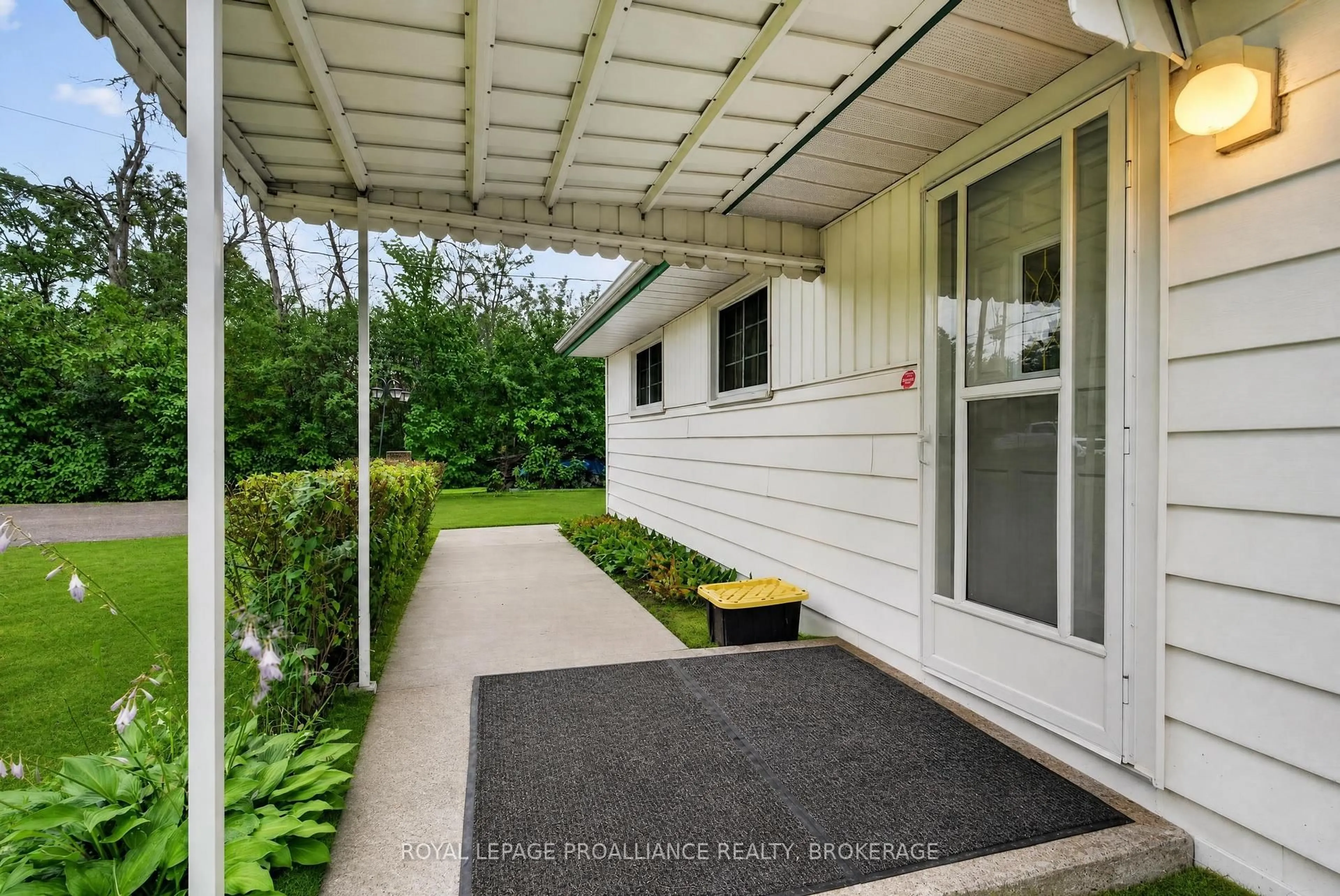 Patio, street for 2871 Burbrook Rd, Kingston Ontario K7P 2Y7