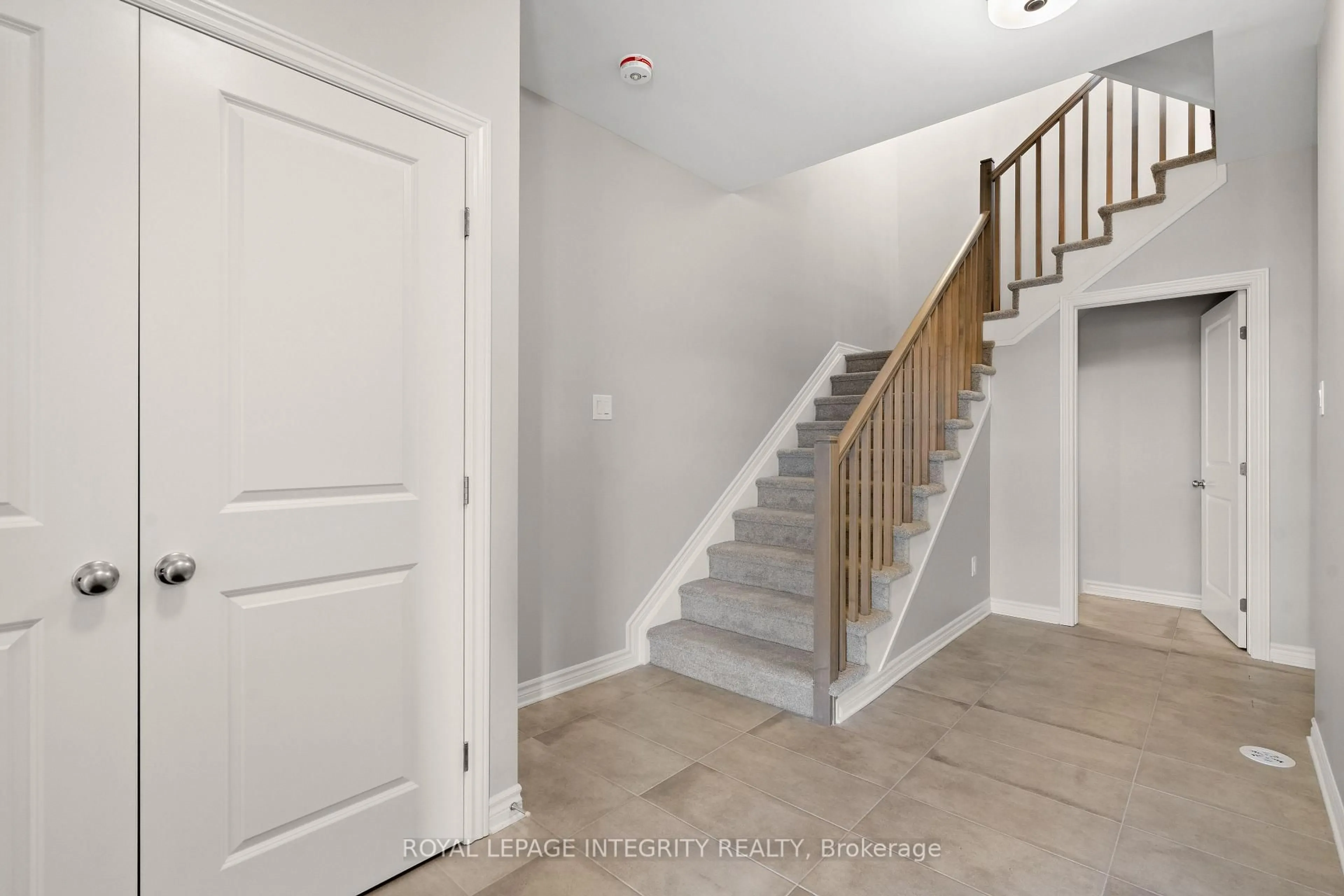 Indoor entryway for 79 Rawah Private, Ottawa Ontario K2S 2N9