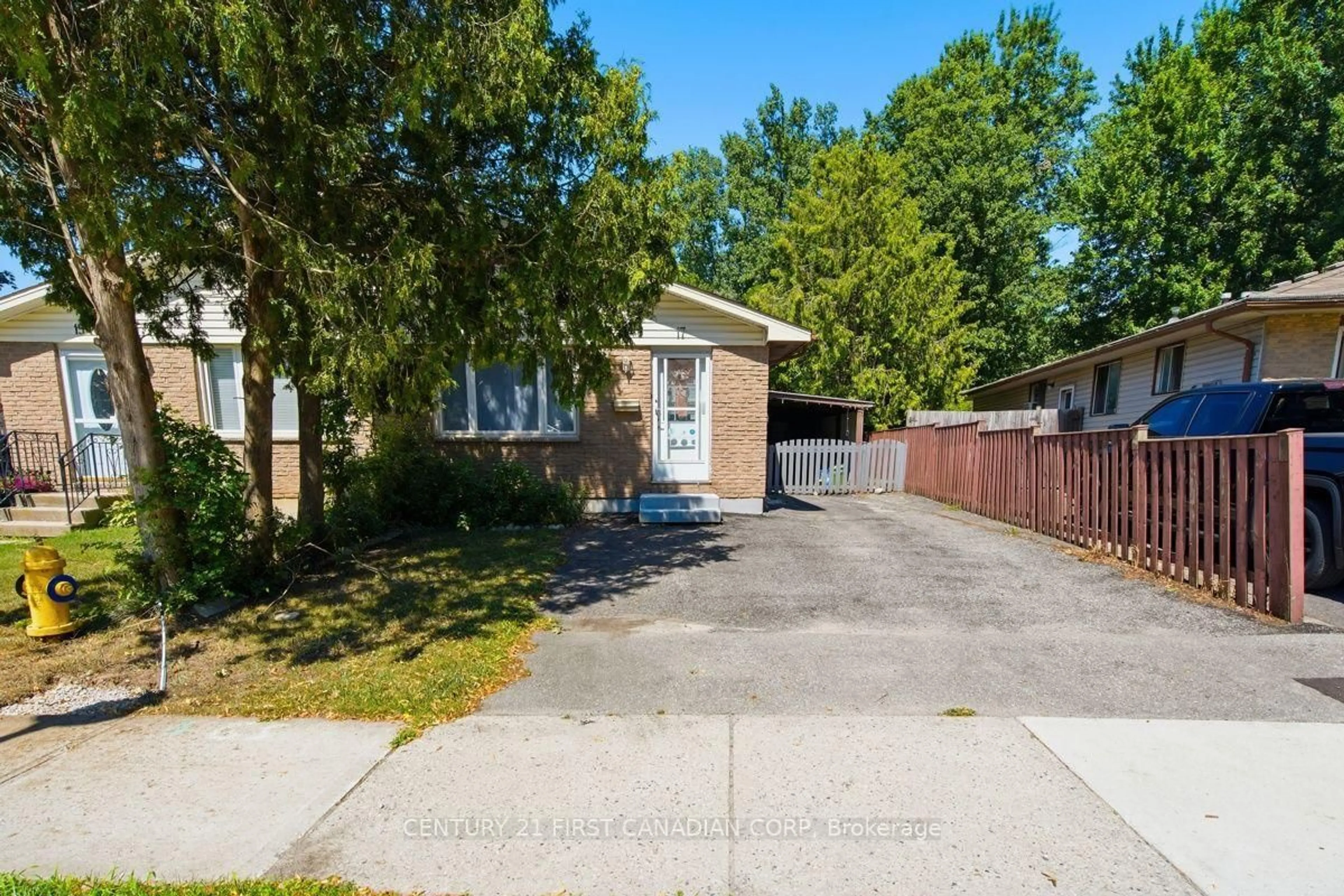A pic from outside/outdoor area/front of a property/back of a property/a pic from drone, street for 17 Edgemere Cres, London South Ontario N5Z 4M6