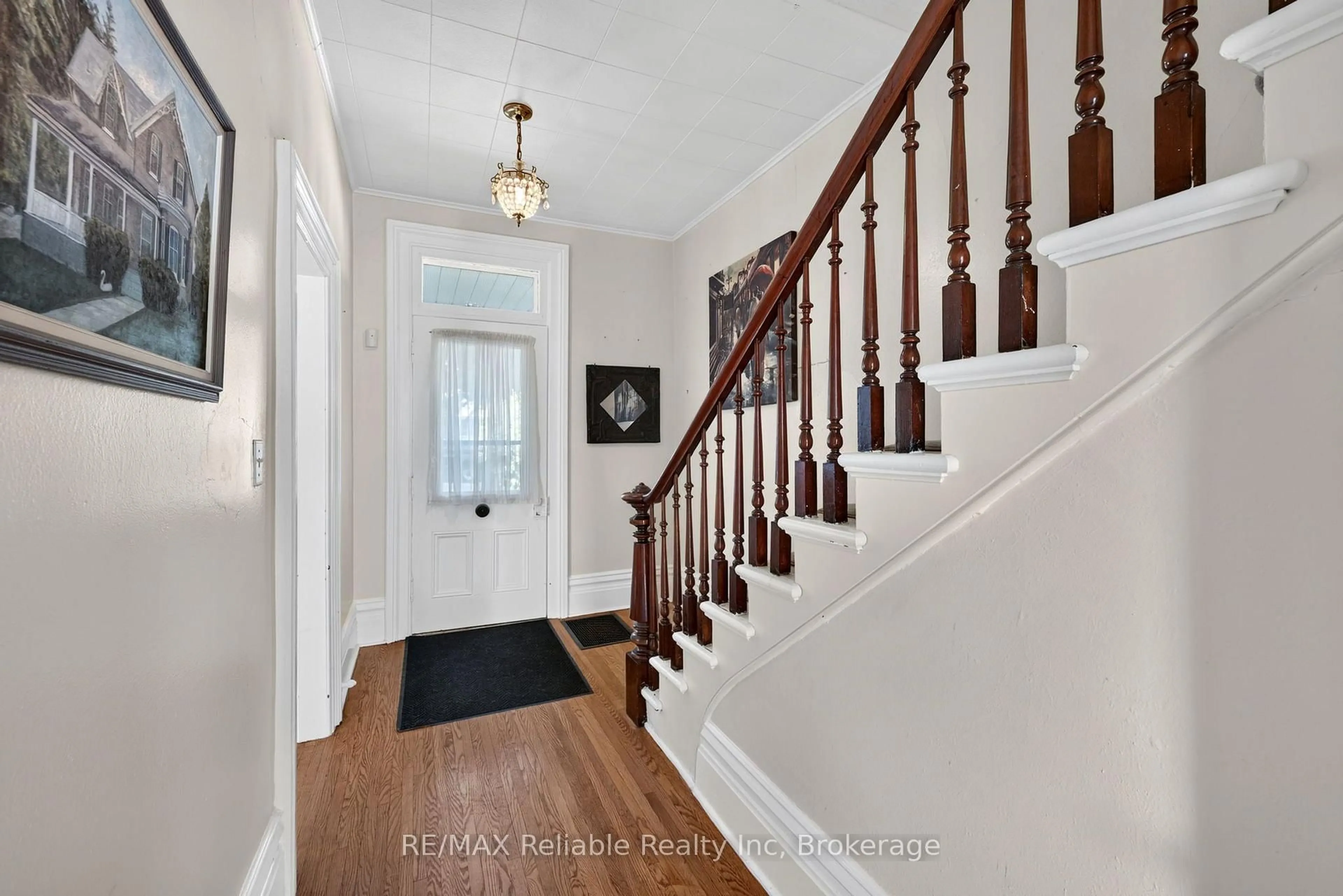 Indoor entryway for 111 John St, Huron East Ontario N0K 1W0