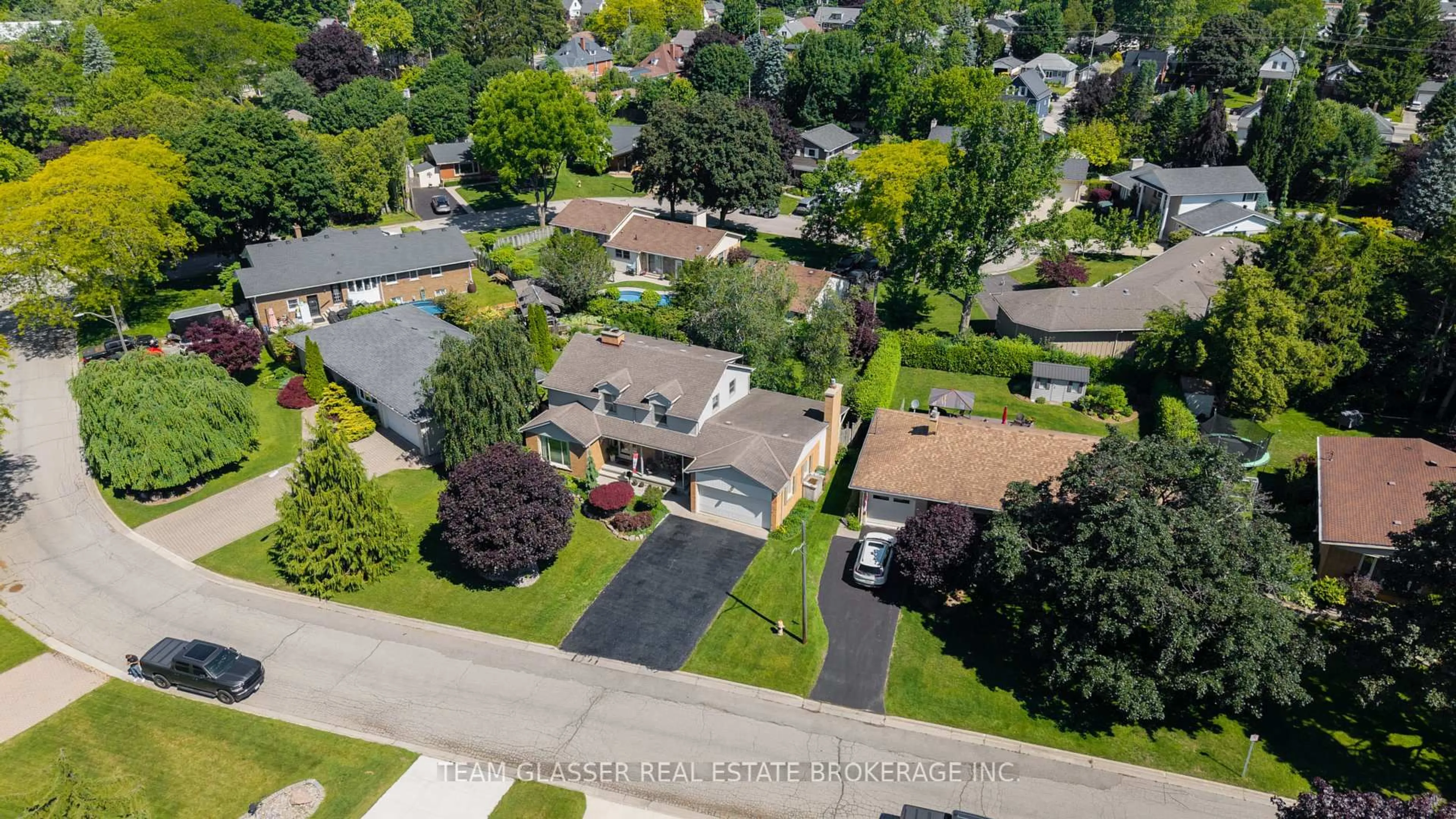 A pic from outside/outdoor area/front of a property/back of a property/a pic from drone, street for 20 Parkview Dr, St. Thomas Ontario N5R 4B6