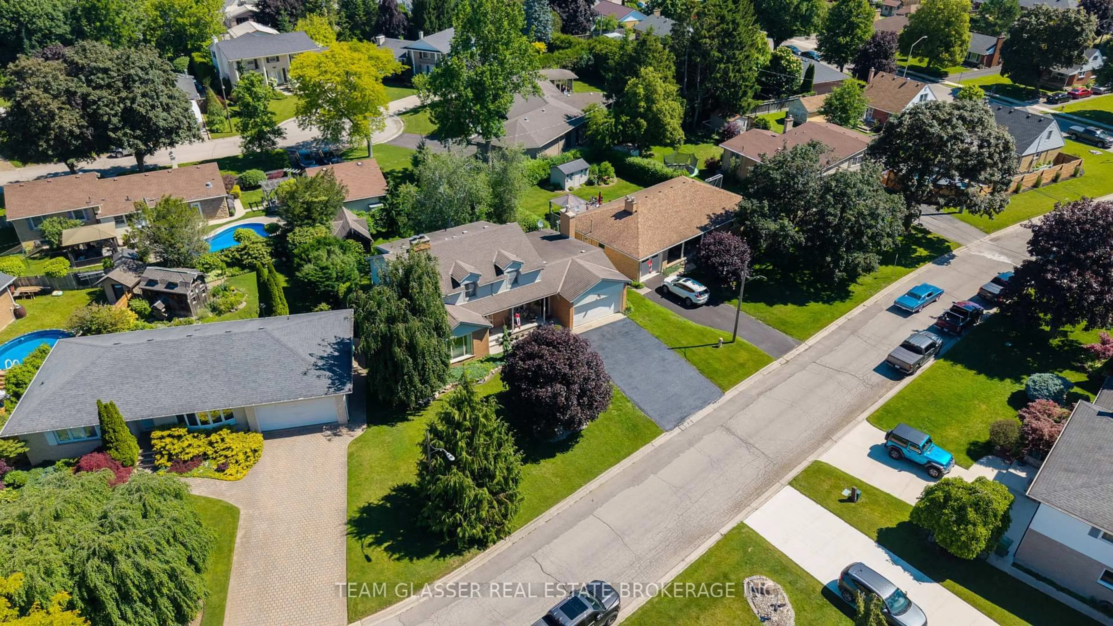 A pic from outside/outdoor area/front of a property/back of a property/a pic from drone, street for 20 Parkview Dr, St. Thomas Ontario N5R 4B6