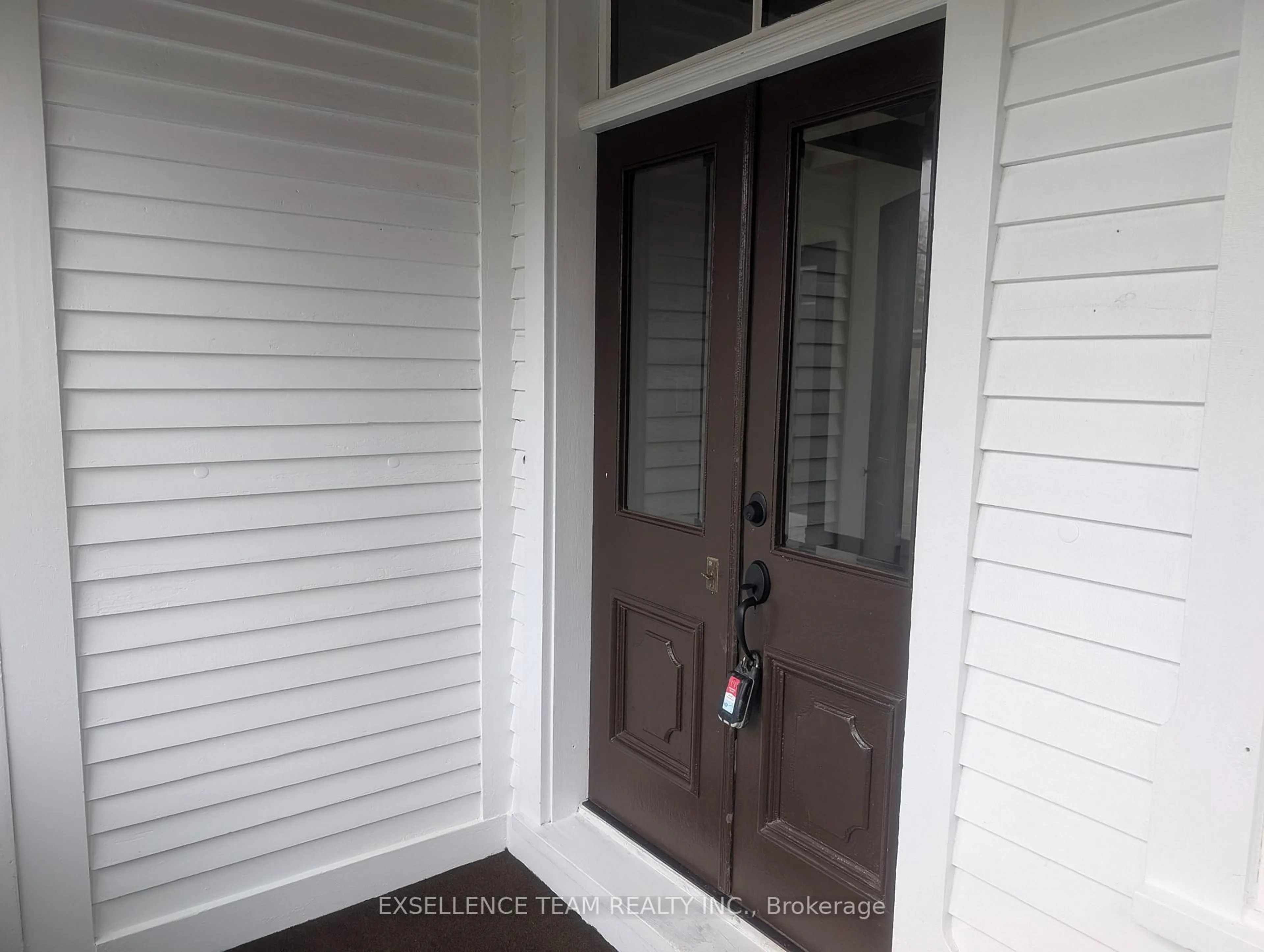 Indoor entryway for 241 Sydney St, Cornwall Ontario K6H 3H3