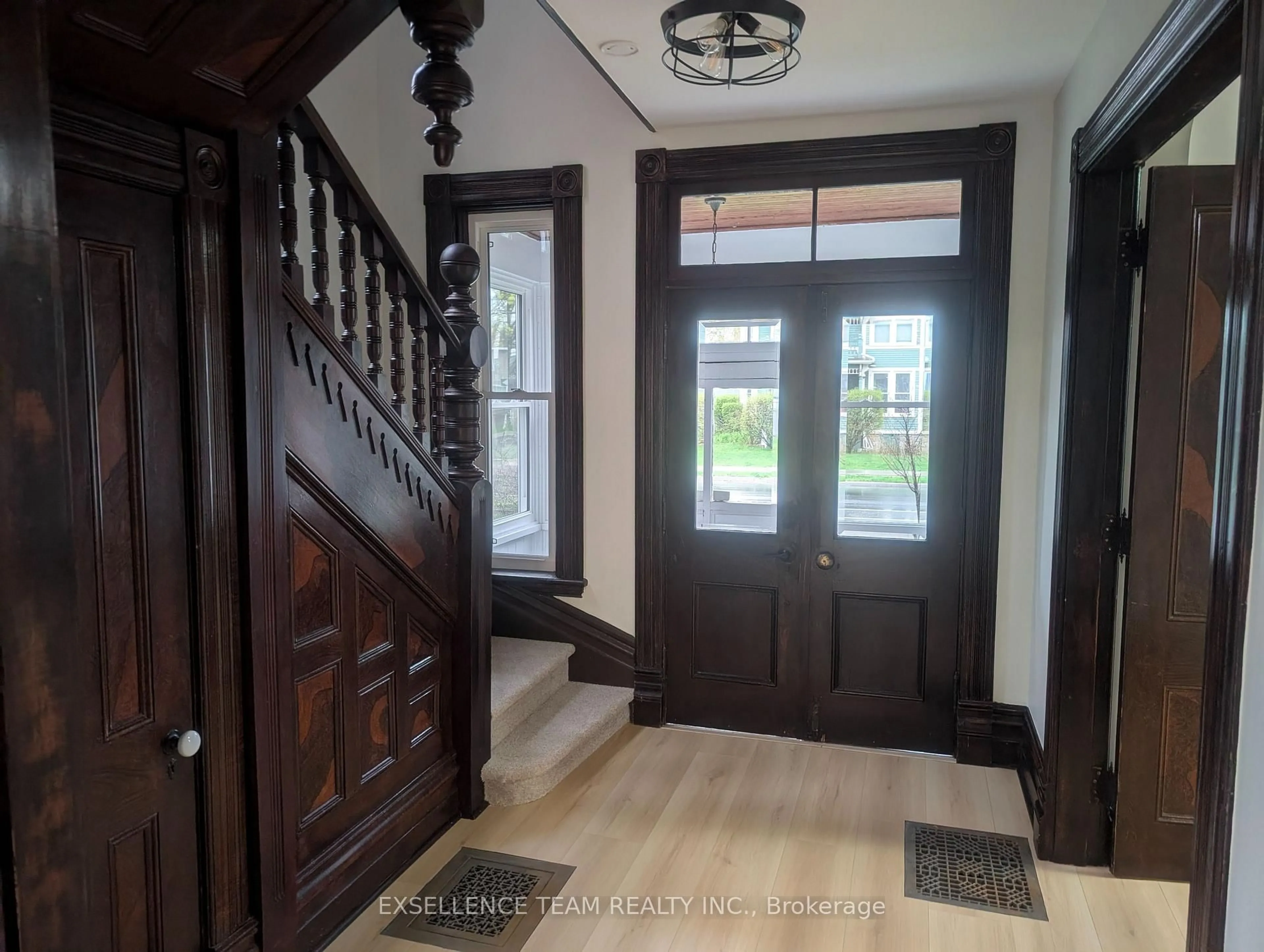 Indoor entryway for 241 Sydney St, Cornwall Ontario K6H 3H3