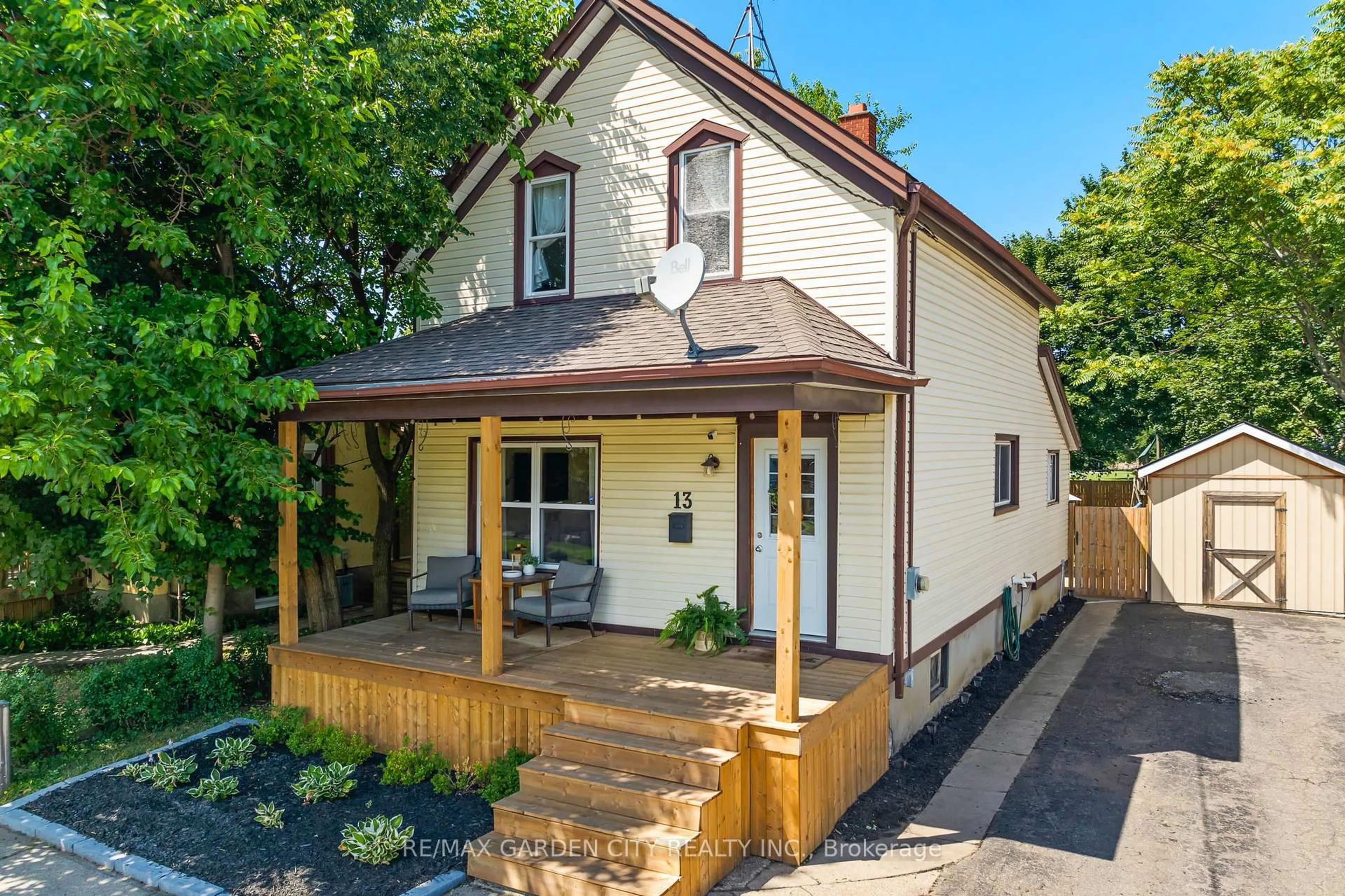 A pic from outside/outdoor area/front of a property/back of a property/a pic from drone, street for 13 Maple St, St. Catharines Ontario L2R 2A6