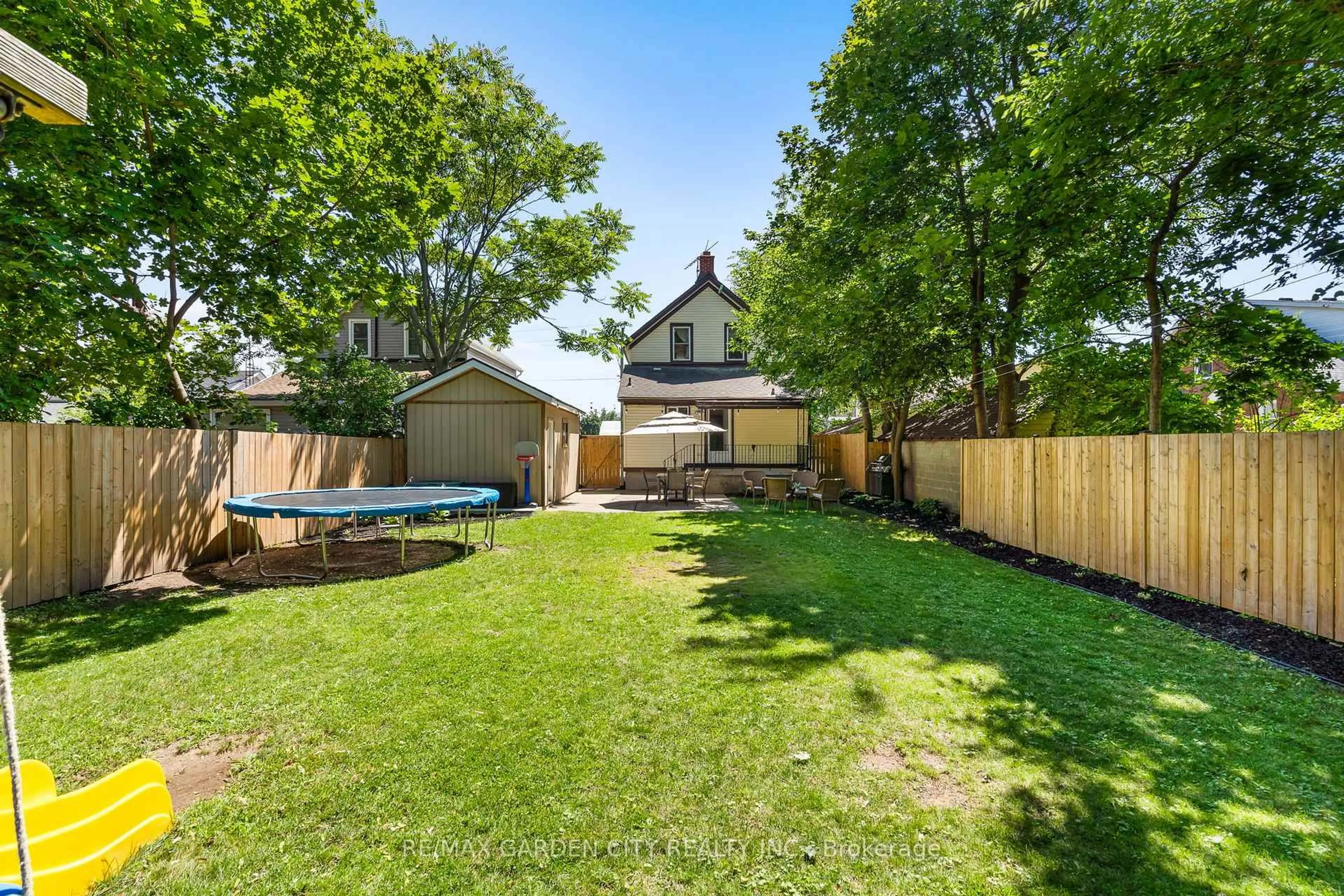 A pic from outside/outdoor area/front of a property/back of a property/a pic from drone, street for 13 Maple St, St. Catharines Ontario L2R 2A6