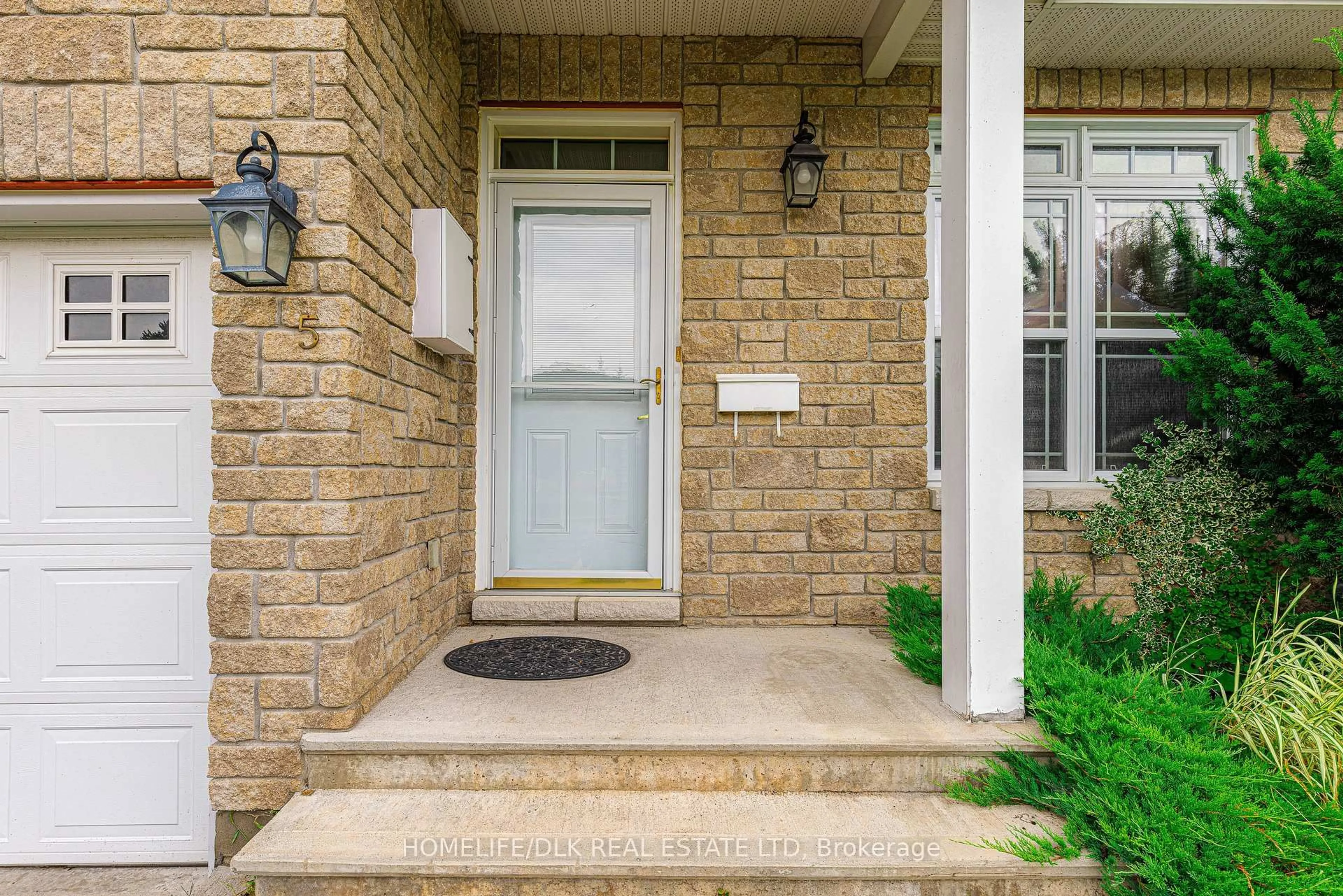 Indoor entryway for 5 Susanna Lane, Brockville Ontario K6V 0A7