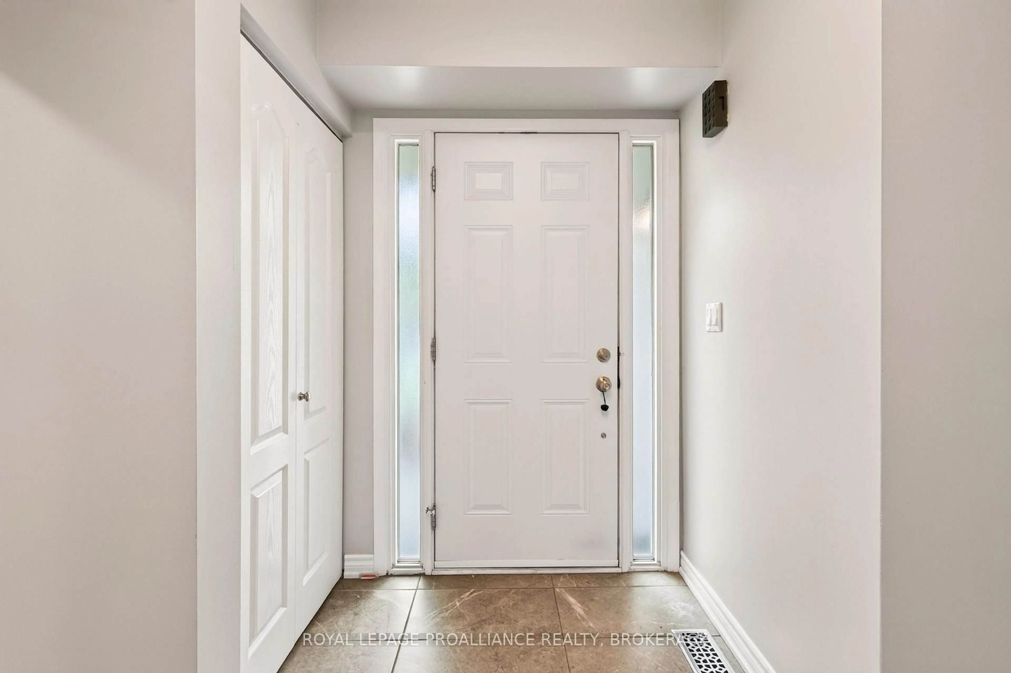 Indoor entryway for 1093 Bauder Cres, Kingston Ontario K7P 1M6
