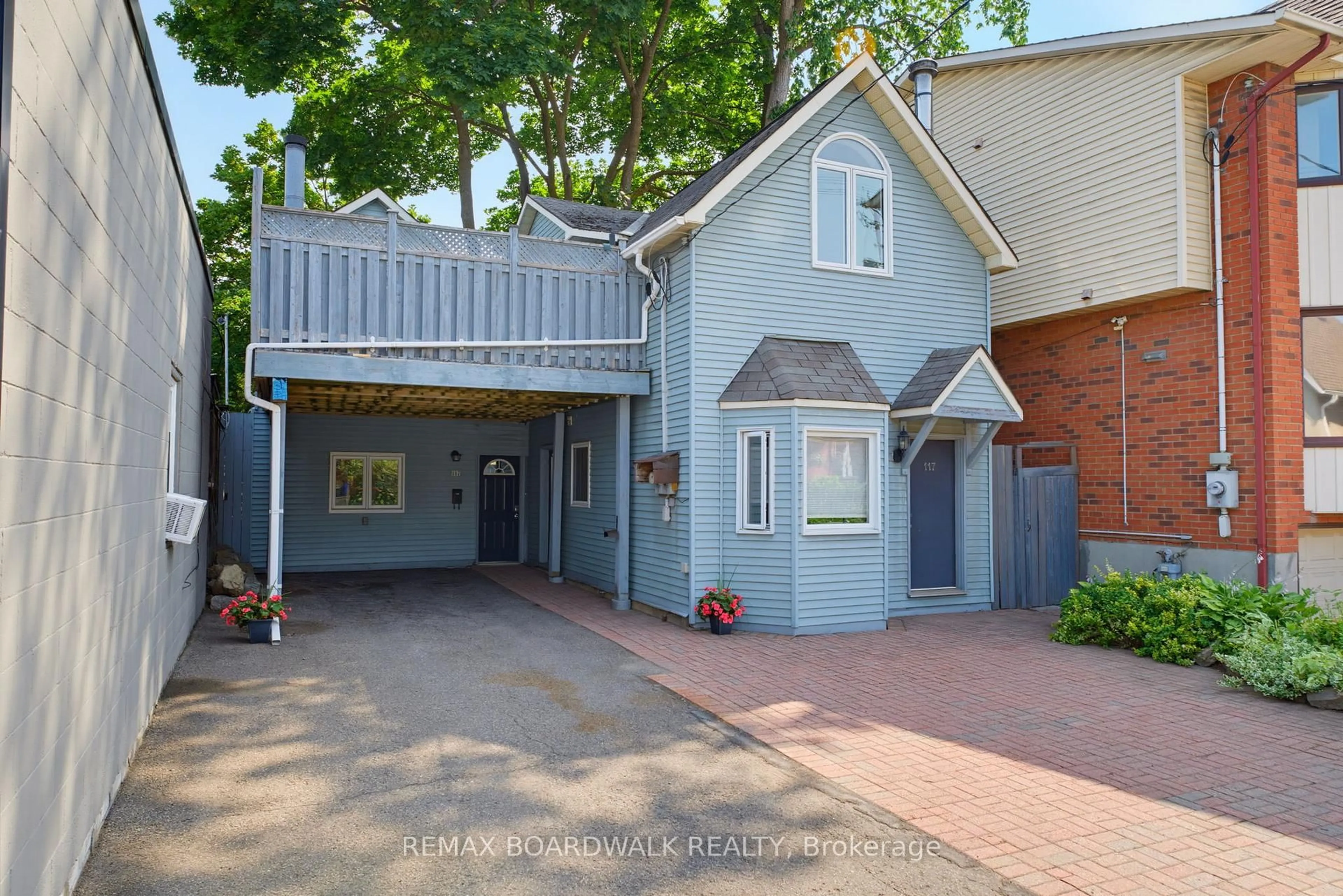 A pic from outside/outdoor area/front of a property/back of a property/a pic from drone, street for 117 Percy St, Ottawa Ontario K1R 6C6