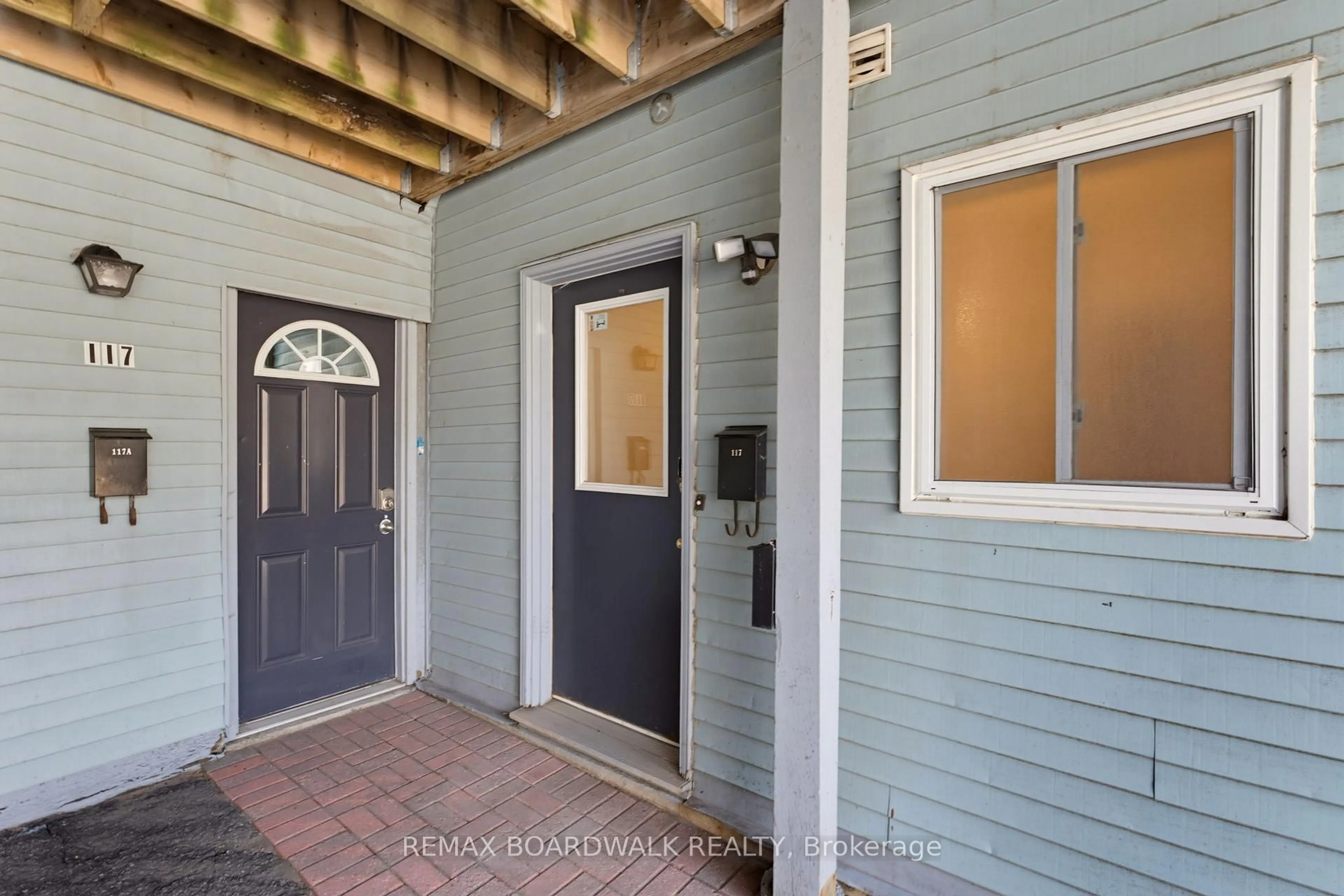 Indoor entryway for 117 Percy St, Ottawa Ontario K1R 6C6
