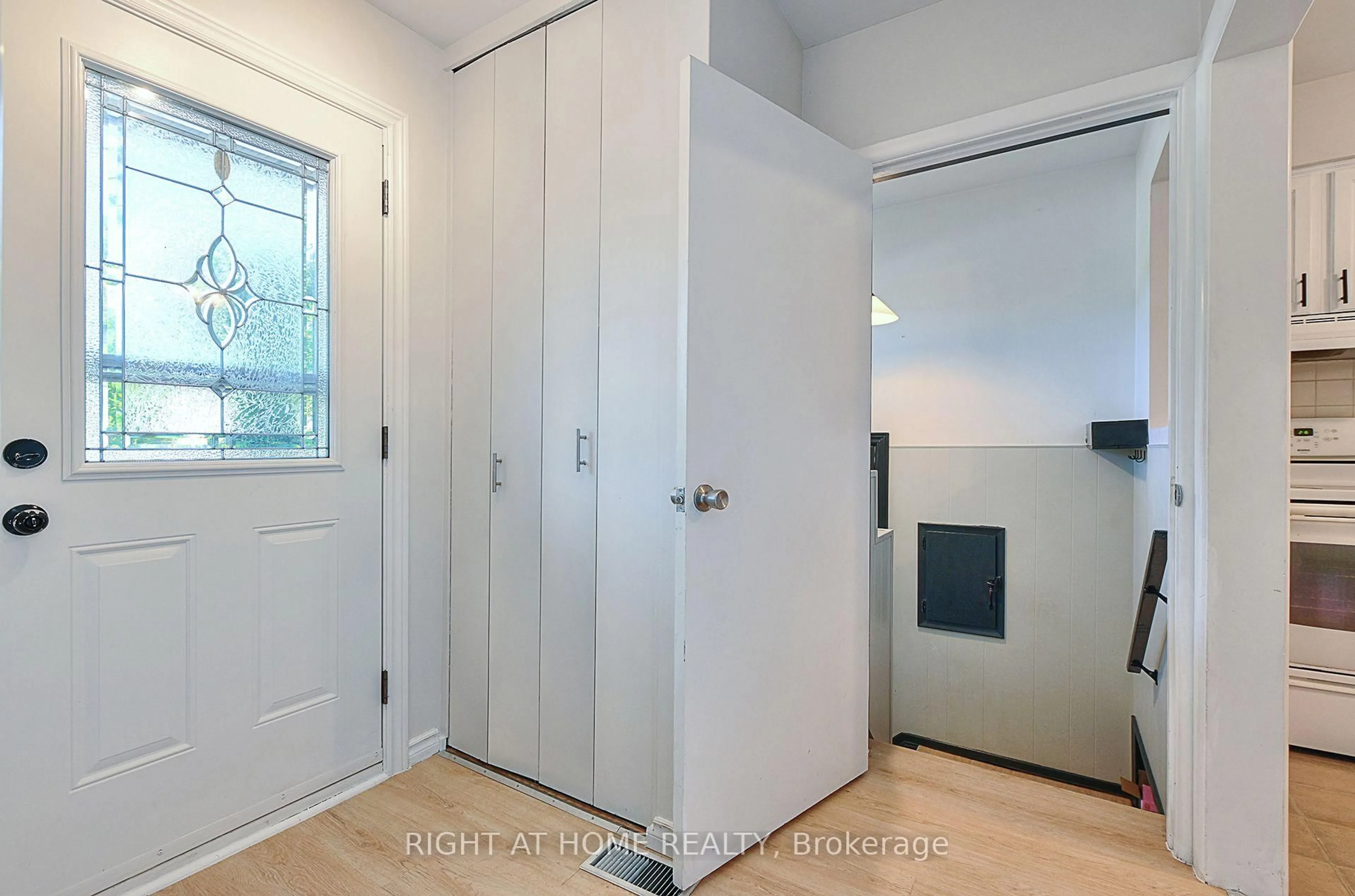 Indoor entryway for 245 West 33rd St, Hamilton Ontario L9C 5J7