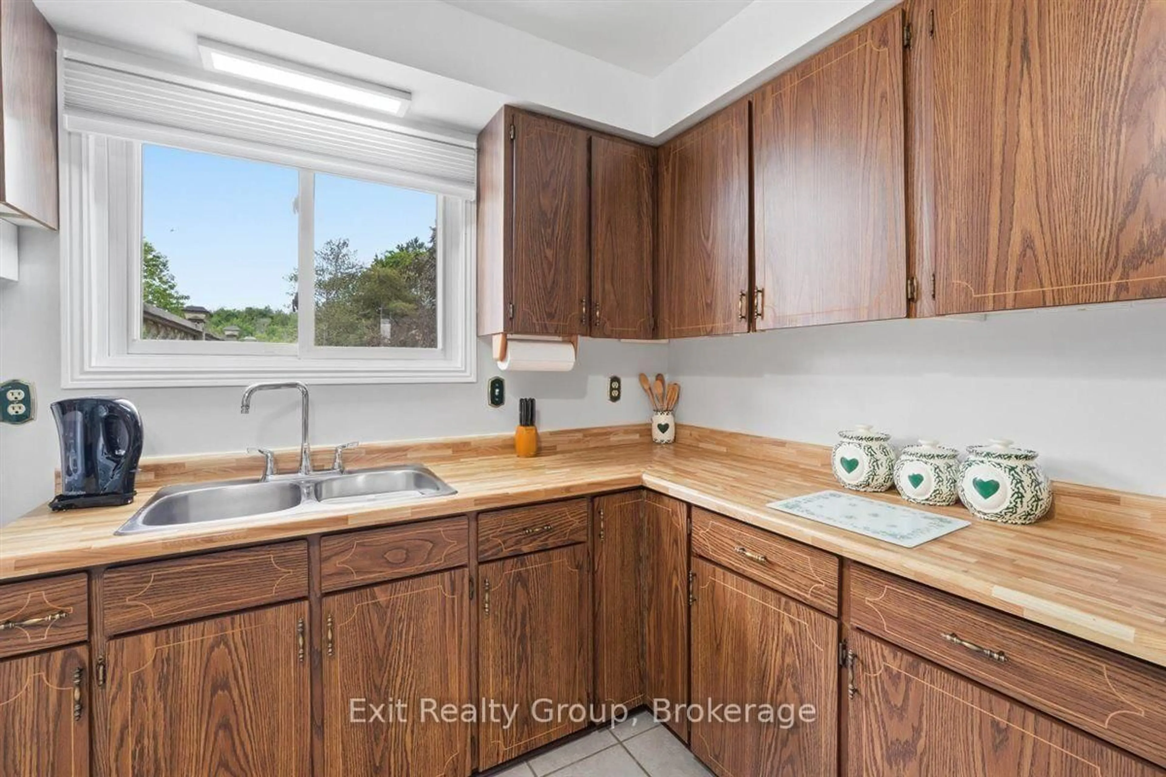 Standard kitchen, unknown for 197 Chatterton Valley Cres, Quinte West Ontario K0K 2B0