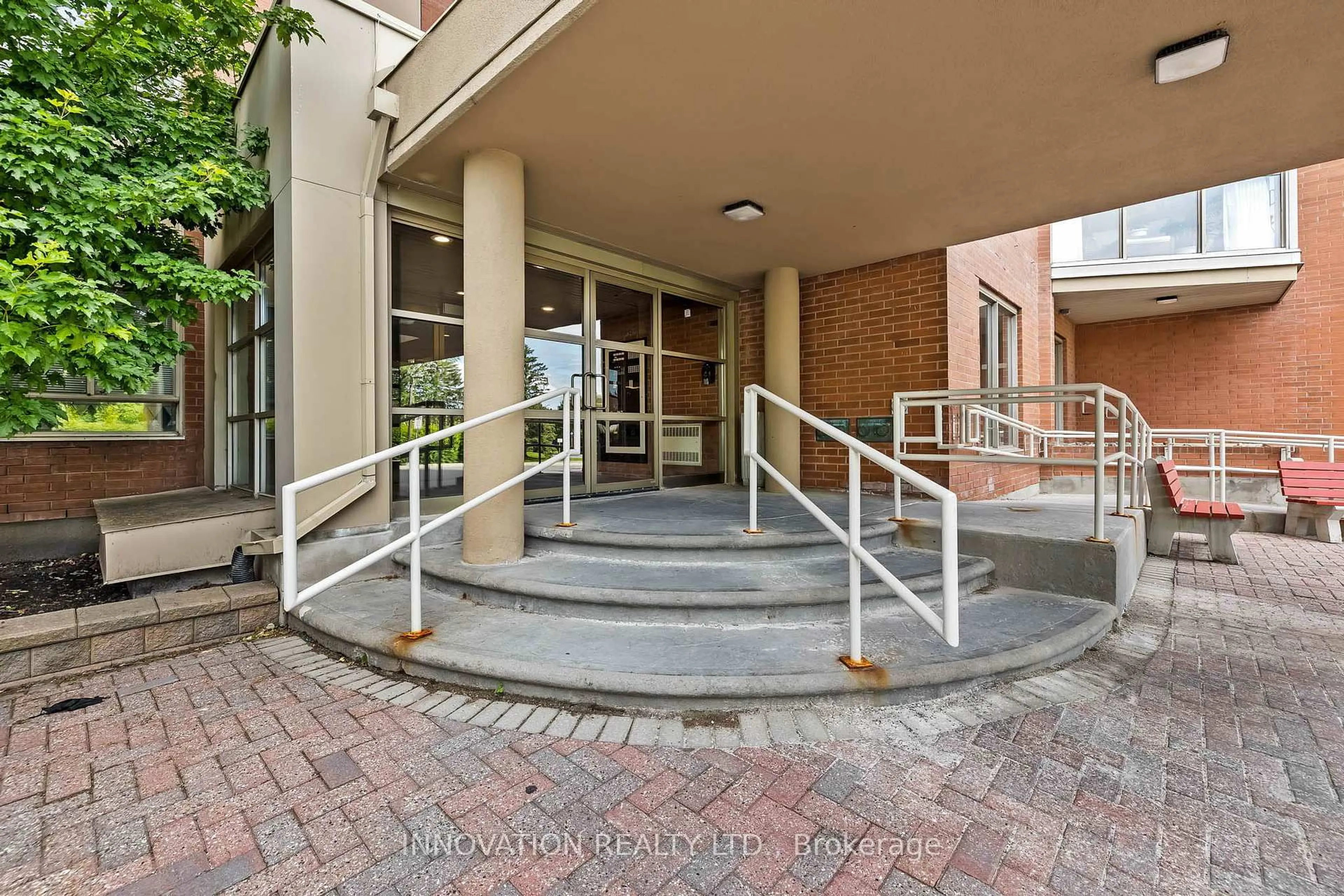 Indoor foyer for 960 Teron Rd #1001, Ottawa Ontario K2K 2B6