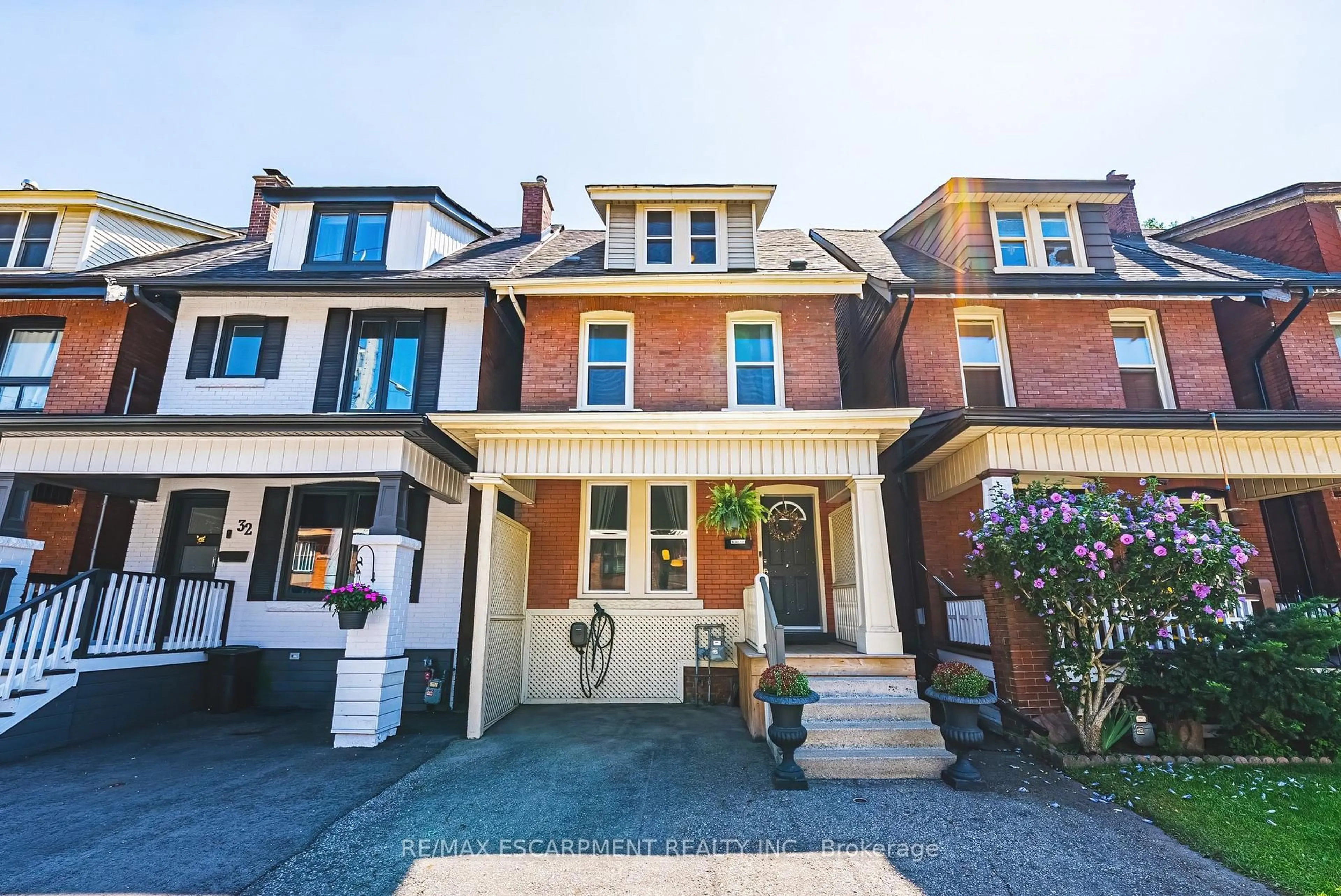Home with brick exterior material, street for 30 CUMBERLAND Ave, Hamilton Ontario L8M 1Y7