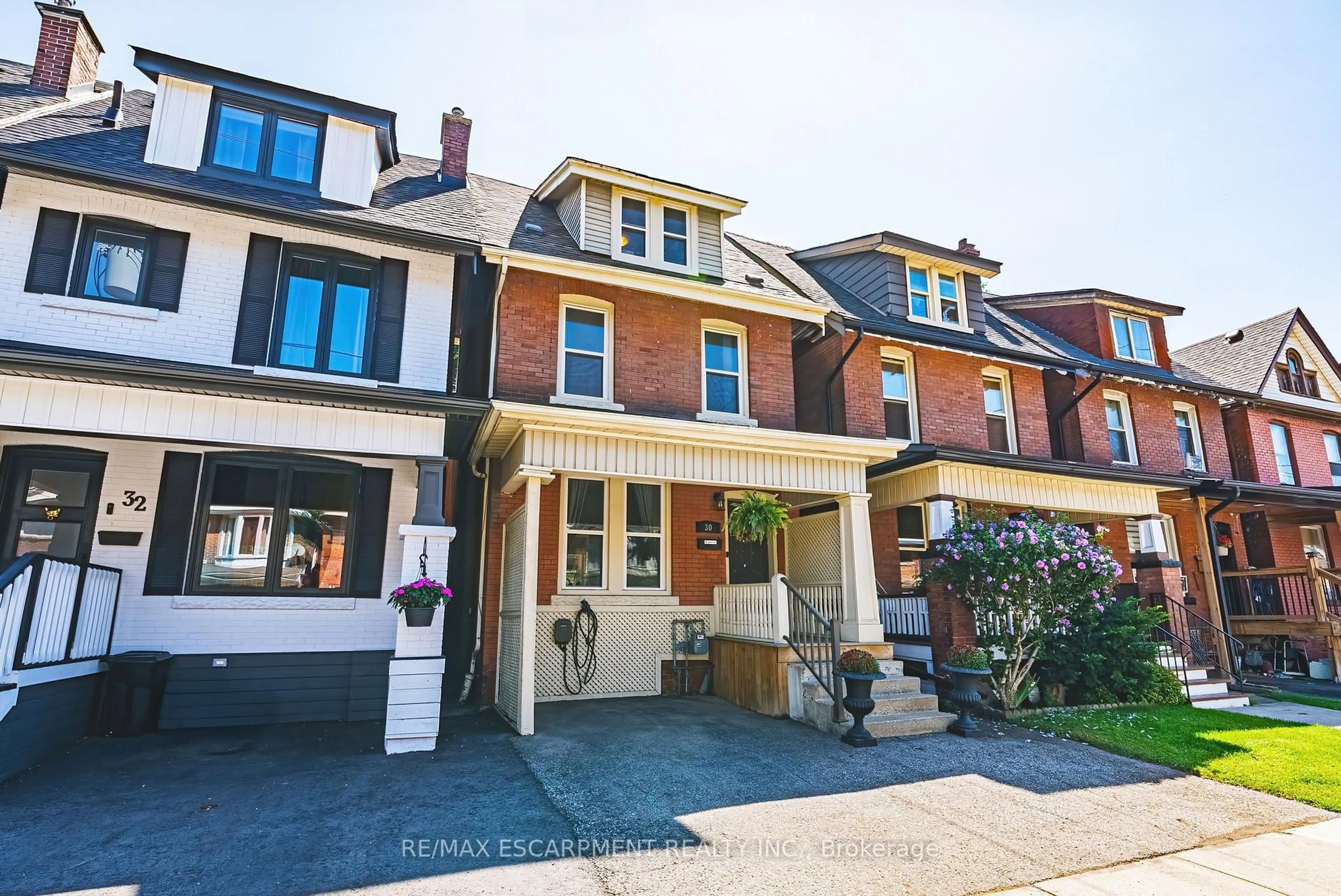 Home with brick exterior material, street for 30 CUMBERLAND Ave, Hamilton Ontario L8M 1Y7