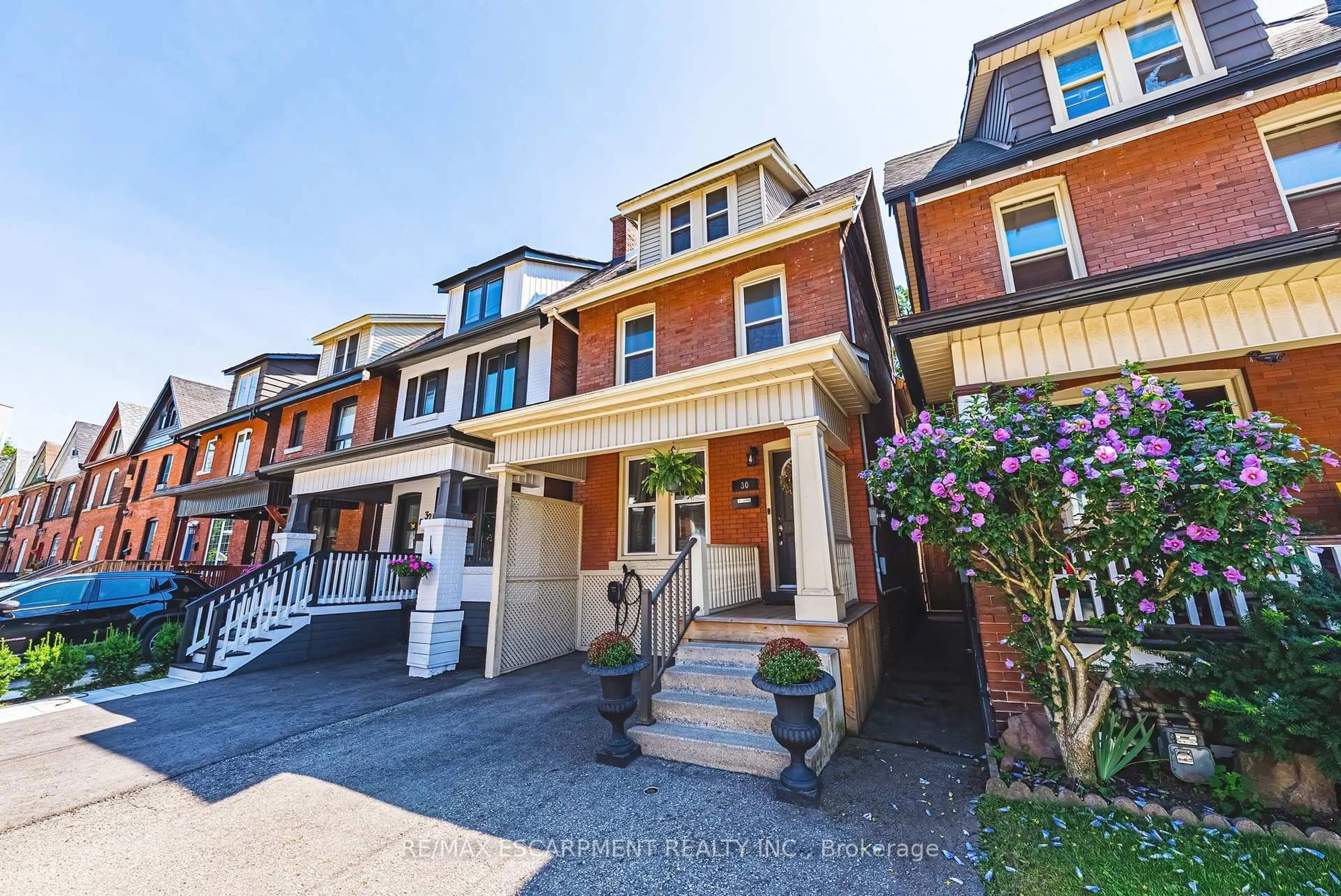 Home with brick exterior material, street for 30 CUMBERLAND Ave, Hamilton Ontario L8M 1Y7