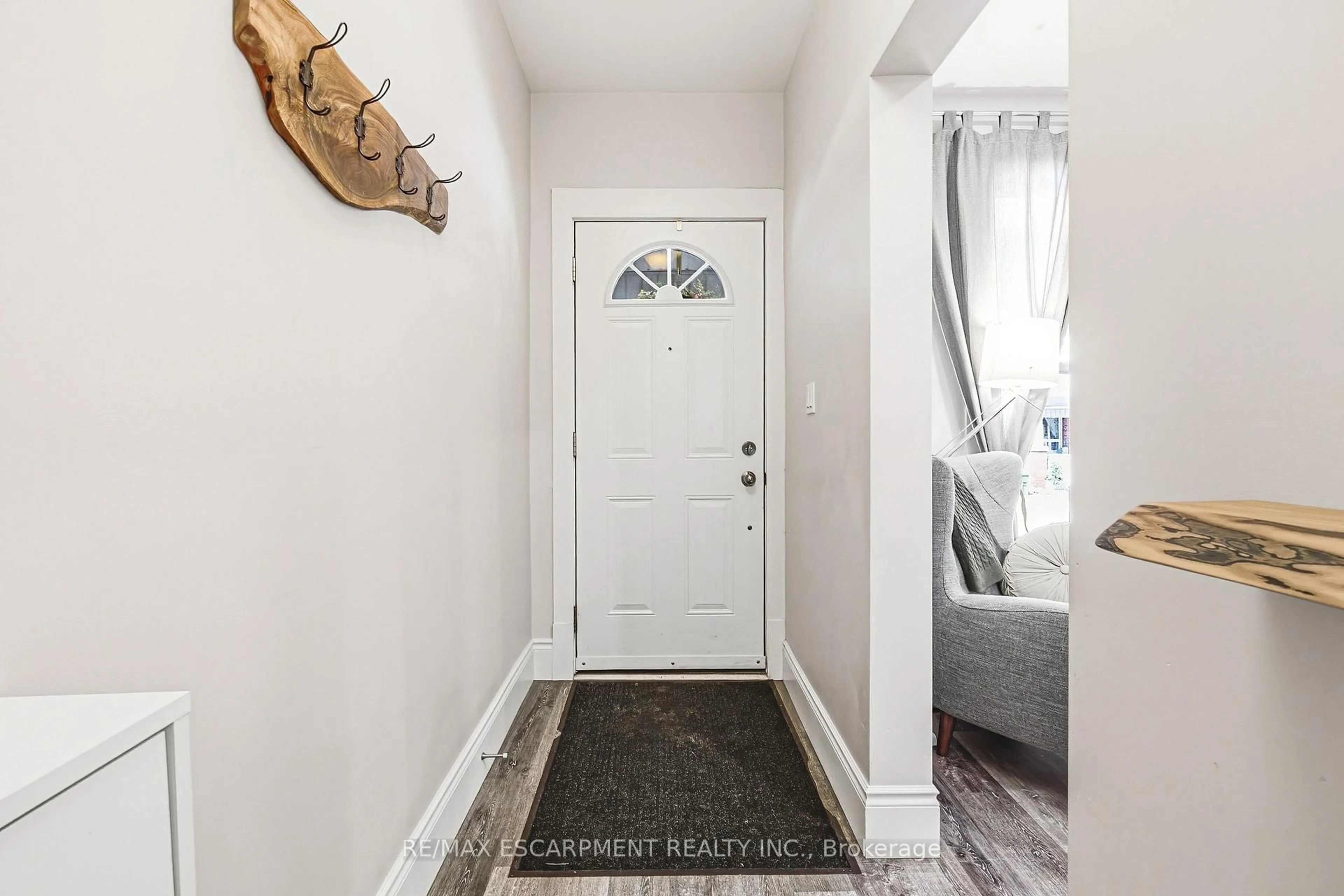 Indoor entryway for 30 CUMBERLAND Ave, Hamilton Ontario L8M 1Y7