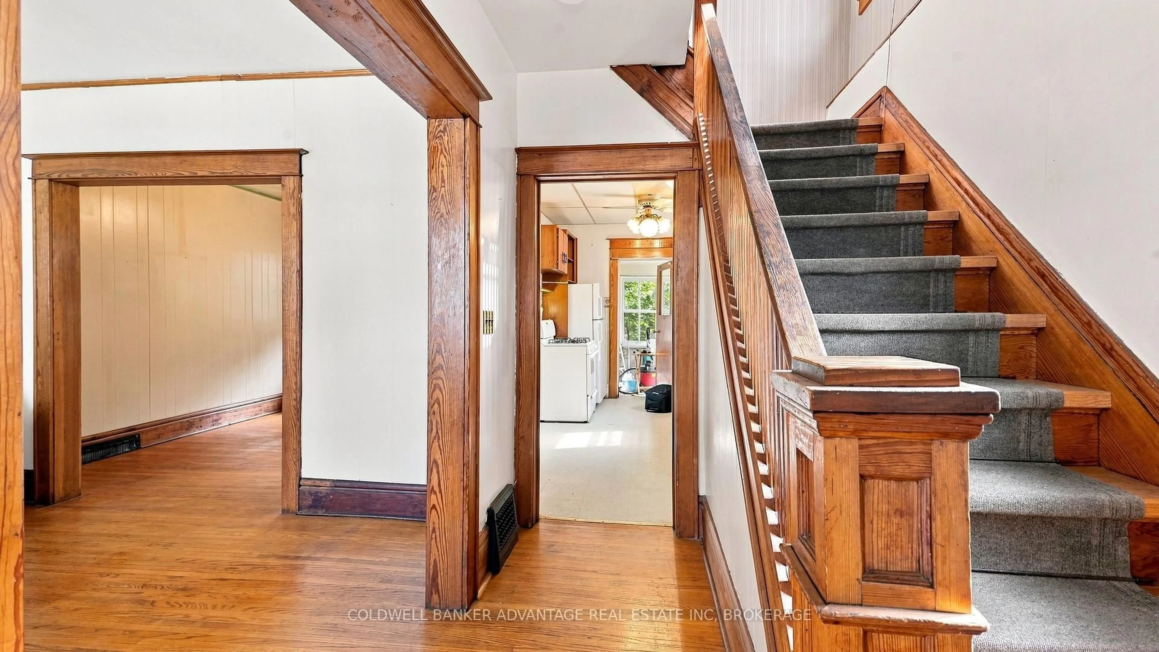 Indoor foyer for 28 Dacotah St, St. Catharines Ontario L2R 1Z4