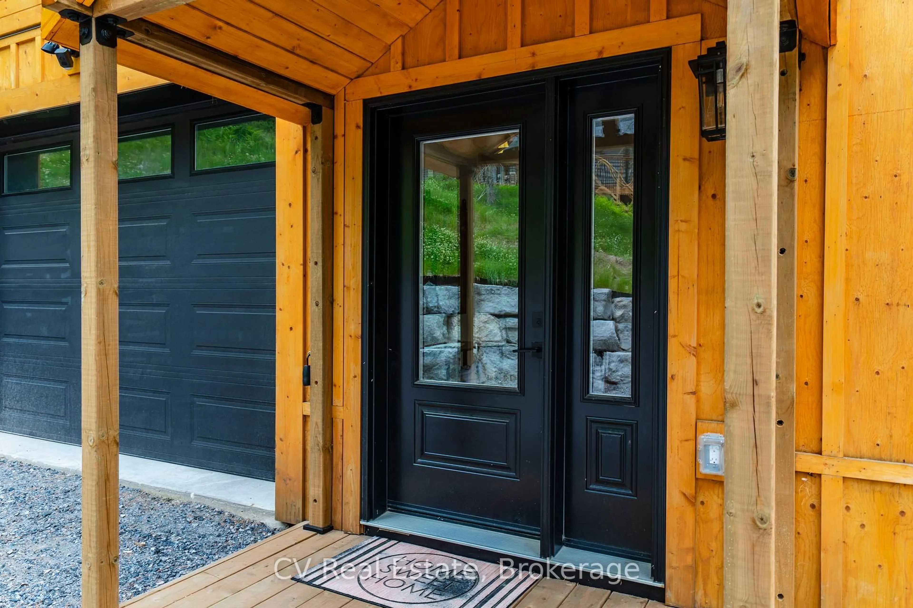 Indoor entryway for 81 Balsam Chutes Rd, Huntsville Ontario P0B 1L0