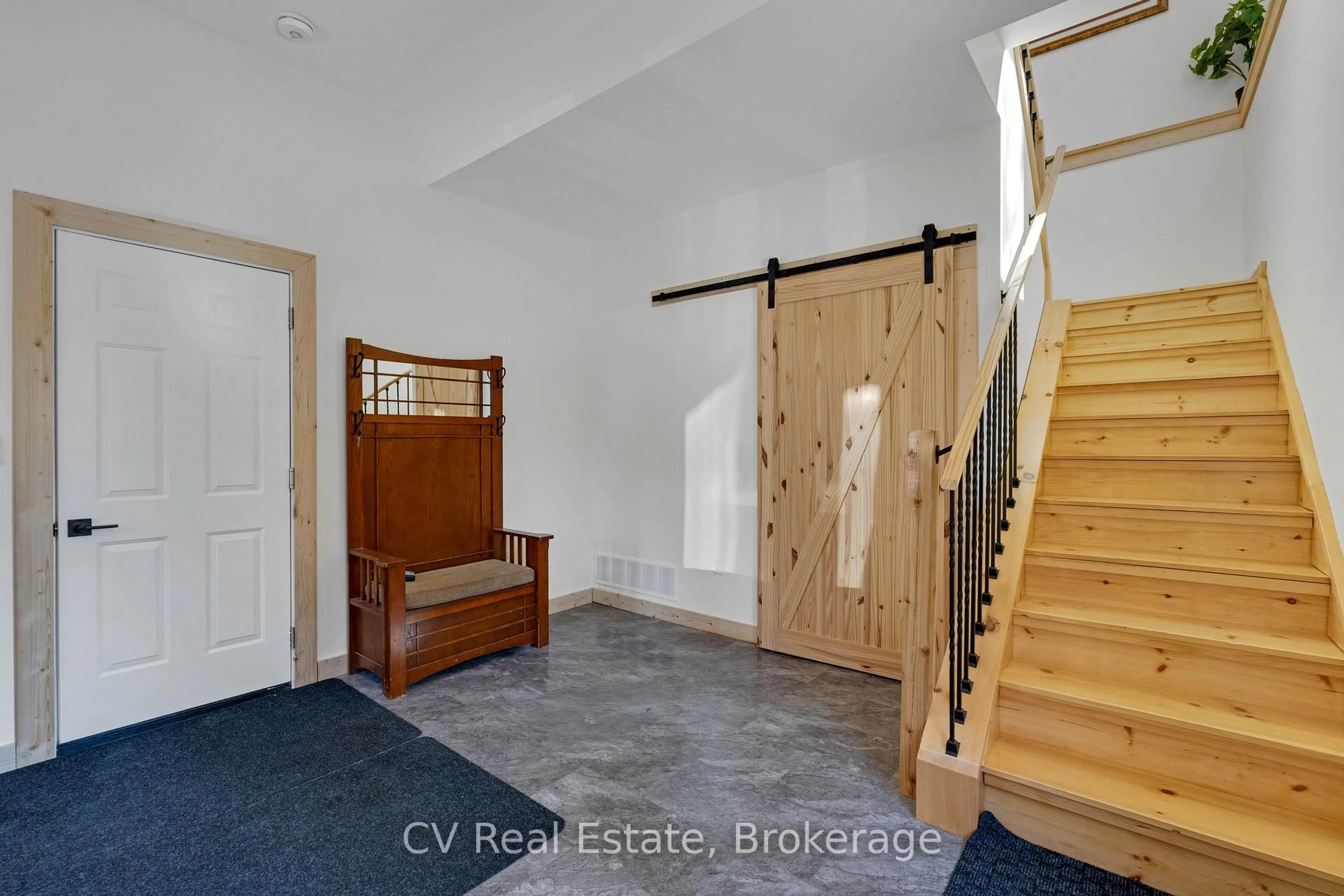 Indoor entryway for 81 Balsam Chutes Rd, Huntsville Ontario P0B 1L0