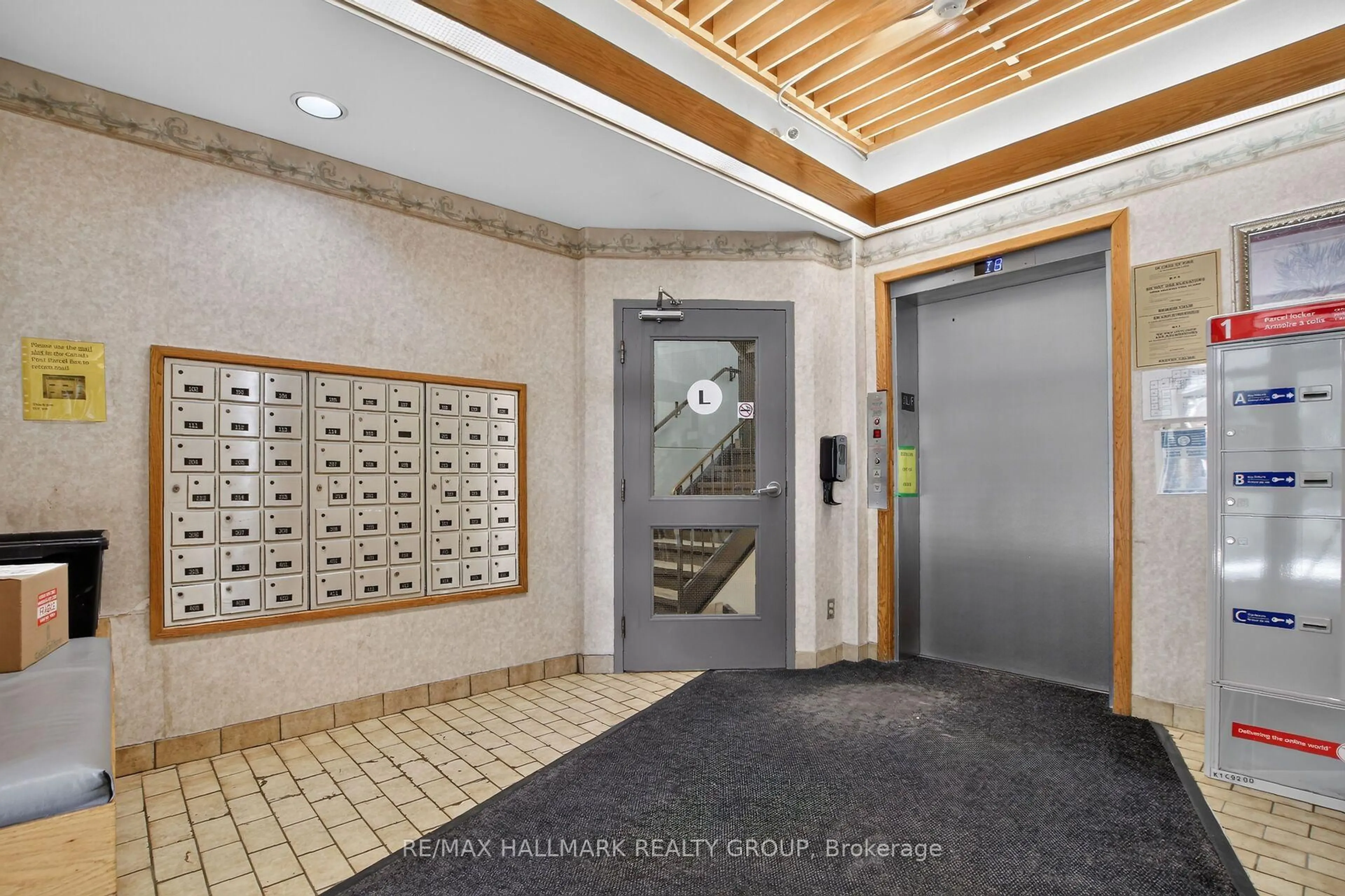 Indoor foyer for 6470 Bilberry Dr #306, Ottawa Ontario K1C 4P1