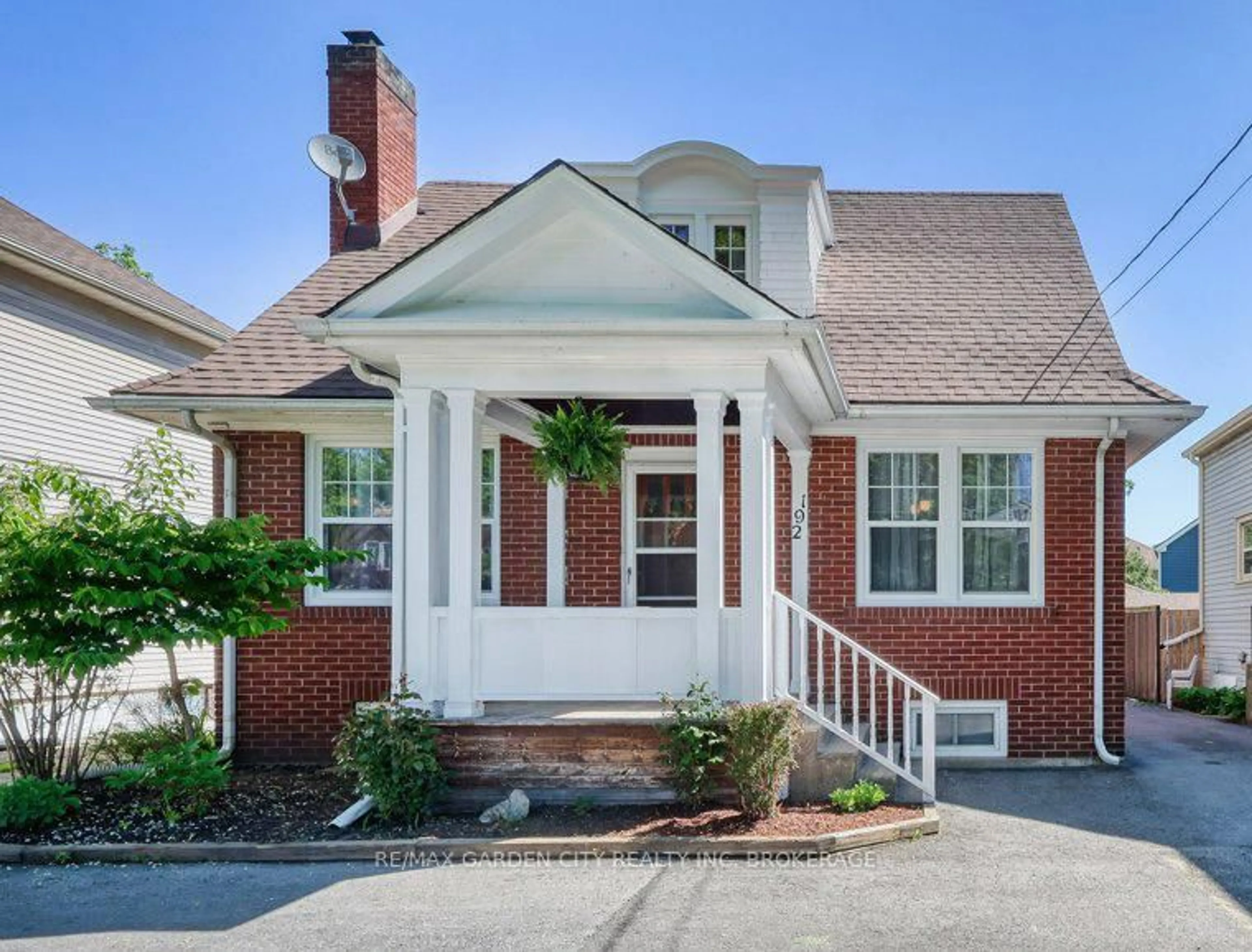 Home with brick exterior material, street for 192A ONTARIO St, St. Catharines Ontario L2R 5L1
